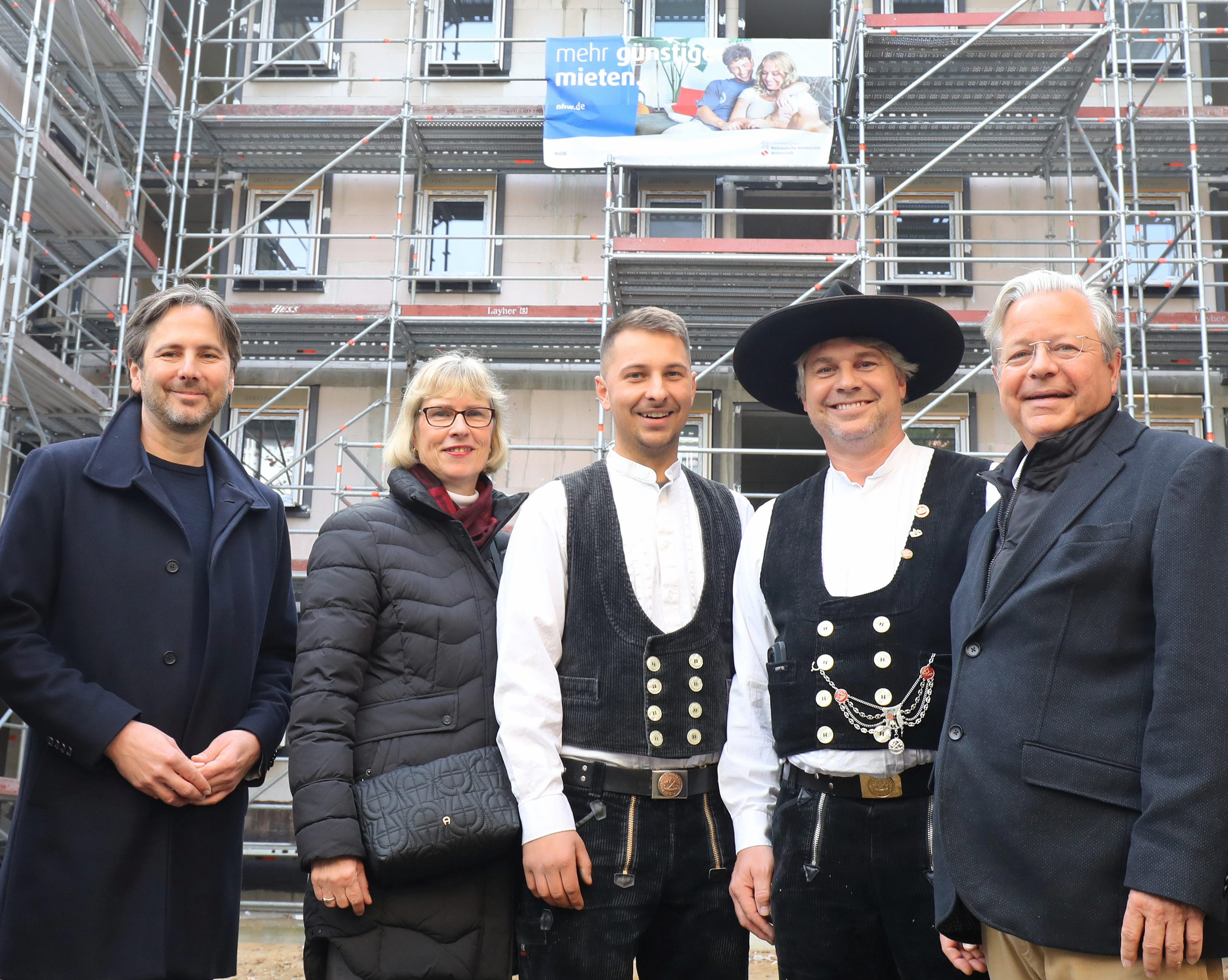  (v.li.) Marcus Gwechenberger, Dezernent für Planen und Wohnen, NHW-Geschäftsführerin Monika Fontaine-Kretschmer; Zimmermänner Tobias Schürlein mit Gesellen und NHW-Geschäftsführer Dr. Constantin Westphal freuen sich über den raschen Baufortschritt. Foto: NHW/Thomas Rohnke