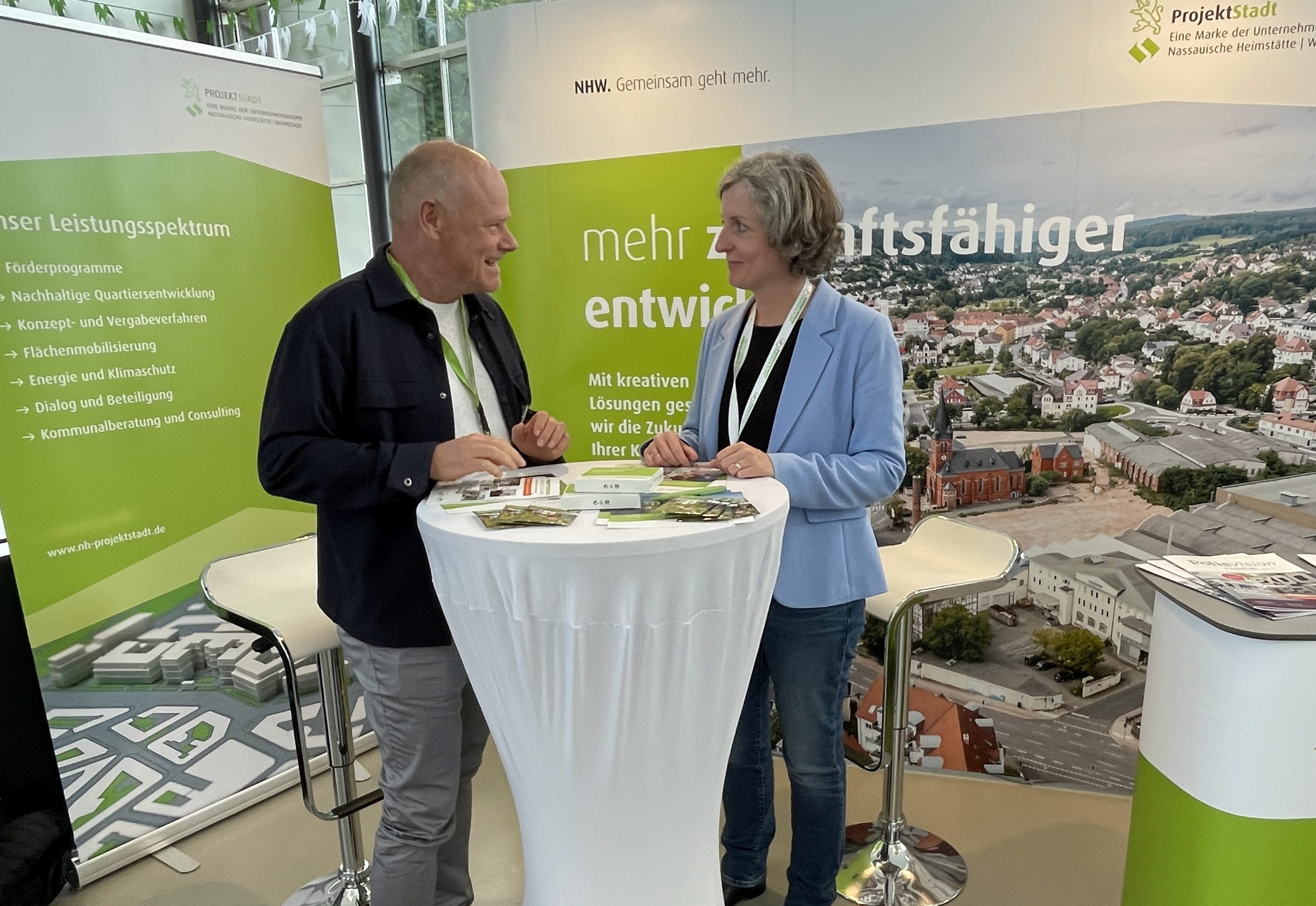 Ulrich Türk, Leiter der Stadtentwicklung Nord bei der ProjektStadt, im Gespräch mit Kassels Stadtklimarätin Simone Fedderke.