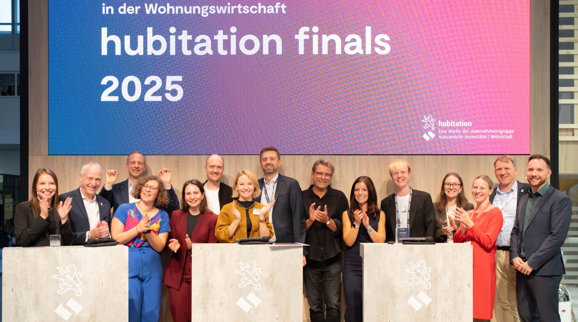 Nach dem großen Finale: Startups, Jurymitglieder und Vertreter der NHW beim gemeinsamen Gruppenfoto auf der EXPO REAL in München.