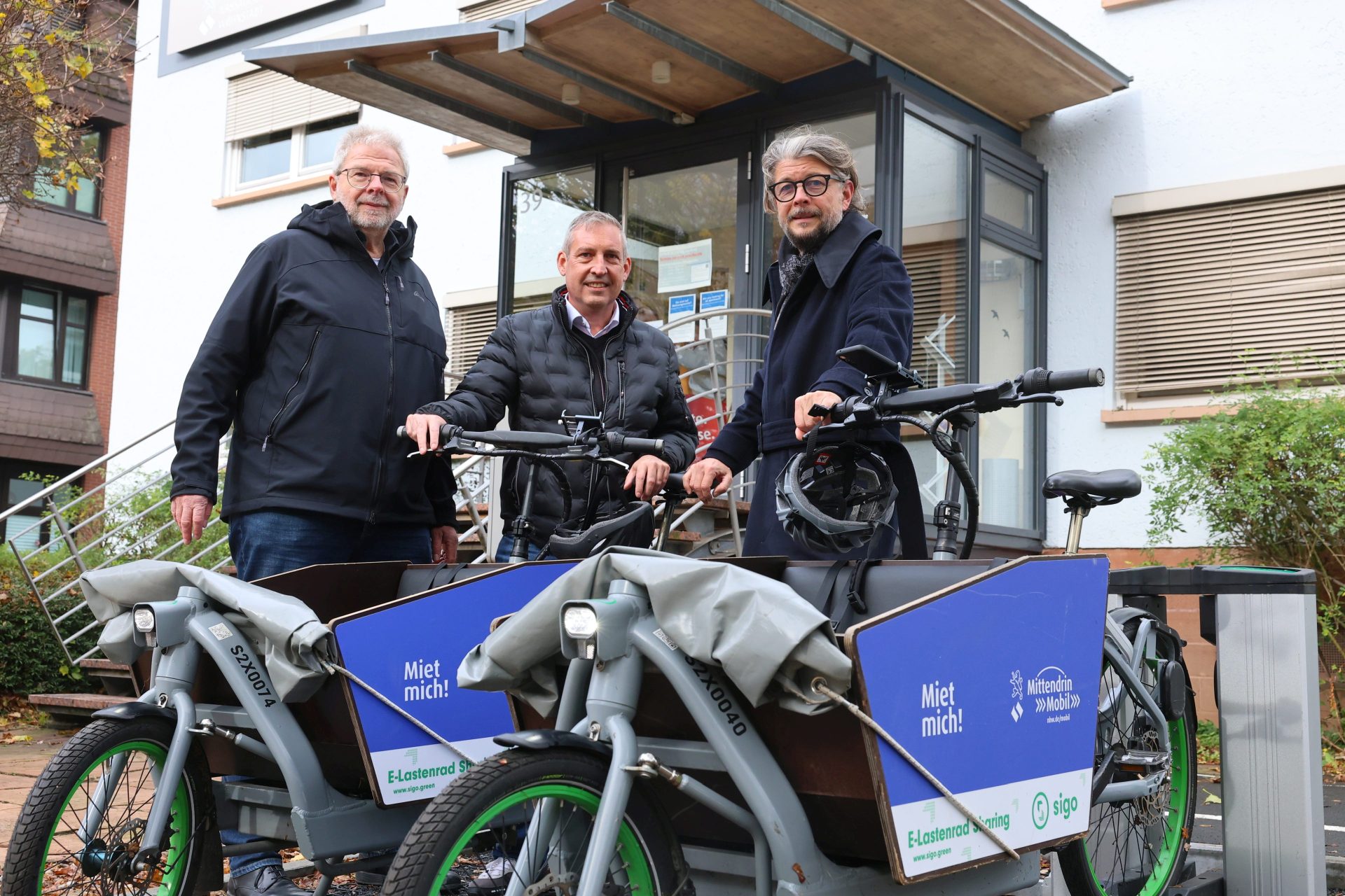 (v. li.) Hendrik Hoekstra (NHW, Leiter Servicecenter Marburg), Sascha Holstein (NHW, Leiter Regionalcenter Kassel) und Kai von Borck (Geschäftsführer sigo green GmbH) mit zwei Lastenrädern