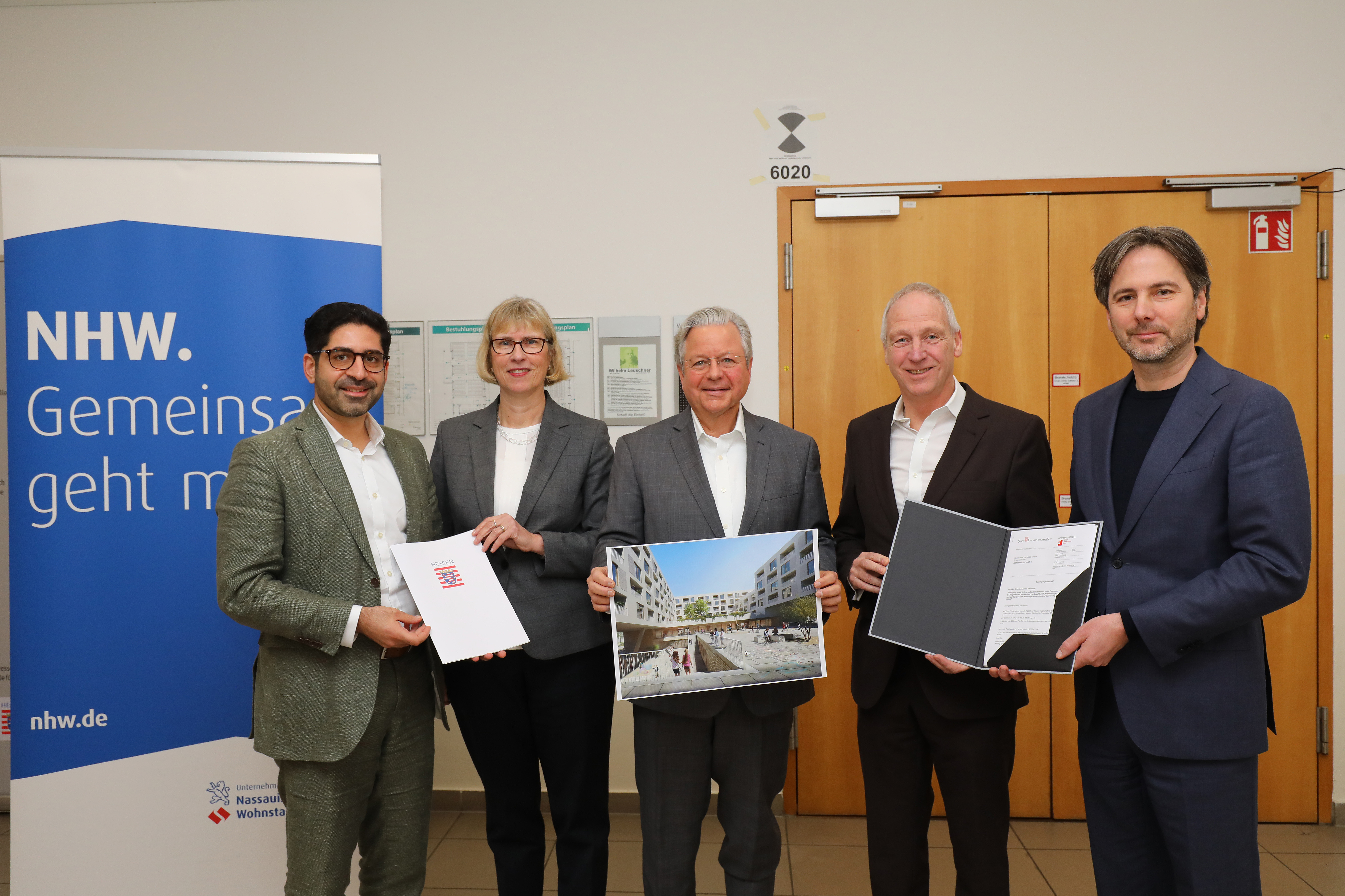 Wirtschafts- und Wohnungsbauminister Kaweh Mansoori; NHW-Geschäftsführerin Monika Fontaine-Kretschmer, NHW-Geschäftsführer Dr. Constantin Westphal, Leitender NHW-Geschäftsführer Dr. Thomas Hain und Prof. Marcus Gwechenber-ger, Dezernent für Planen und Wohnen freuen sich über die Unterstützung für das innovative Projekt. Foto: NHW/Thomas Rohnke