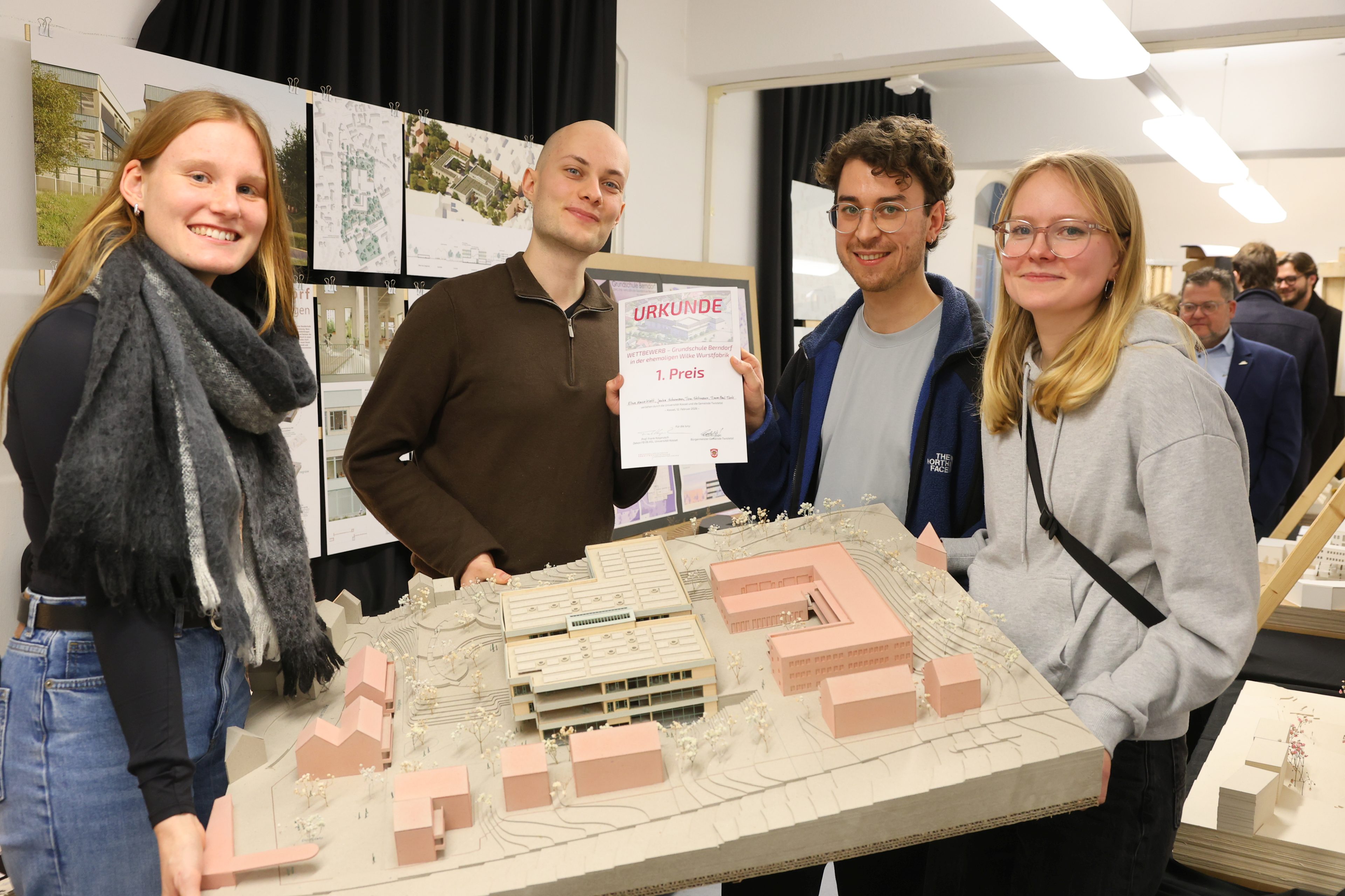 Platz 1: (v. li.) Janka Schumann, Timon Paul Türk. Tom Stehmann und Elina Marie Klett halten ein Modell ihres Entwurfs in ihren Händen