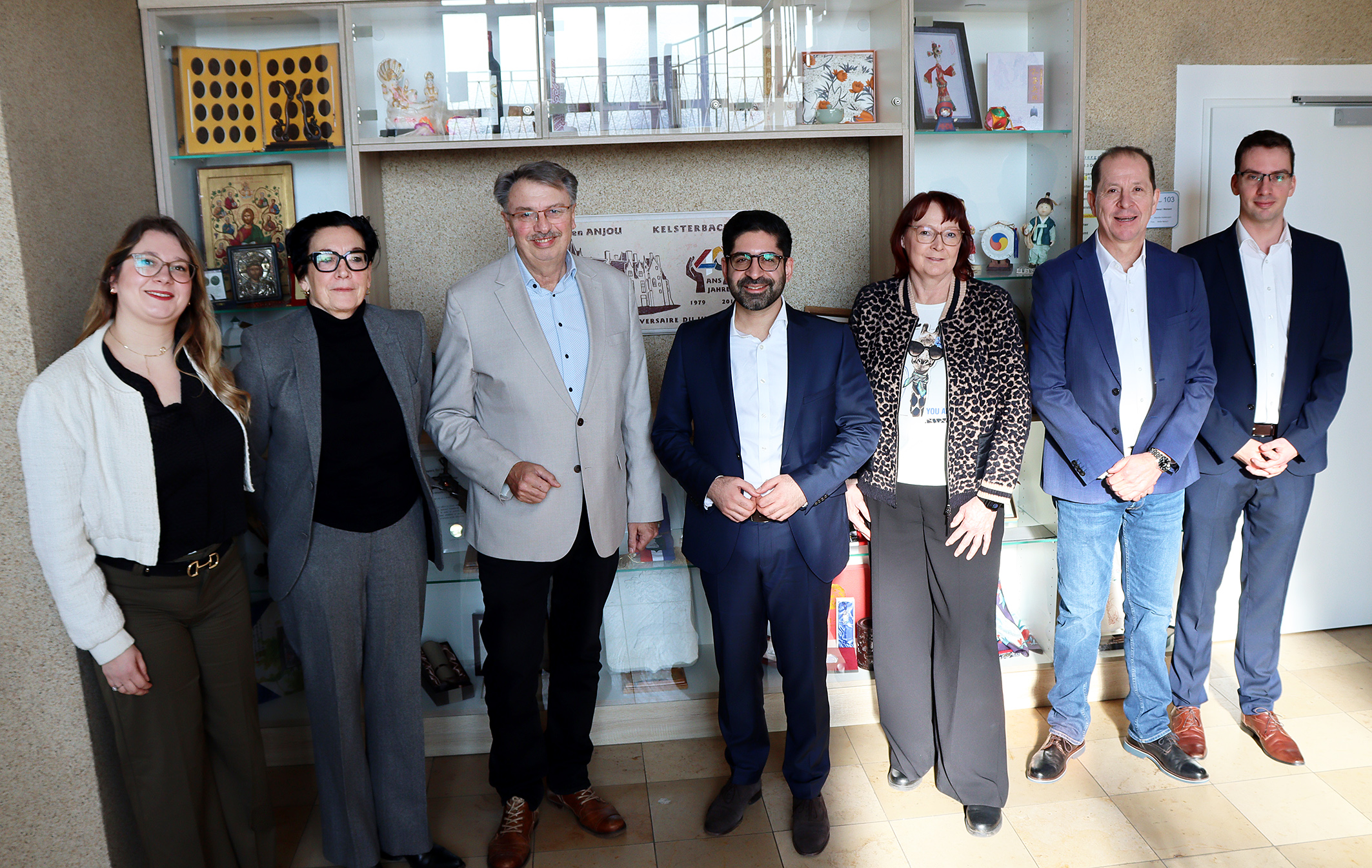 Nahm wertvolle Erkenntnisse mit: Hessens Energieminister Kaweh Mansoori (Mi.) mit (u.a.) Kelsterbachs Bürgermeister Manfred Ockel (3. v. li.), Marion Schmitz-Stadtfeld (2. v li., Leiterin ProjektStadt | Integrierte Stadtentwicklung) und Malaika Rahm (li., Projektleiterin ProjektStadt | Integrierte Stadtentwicklung). Foto: Stadt Kelsterbach / Sebastian Betzold