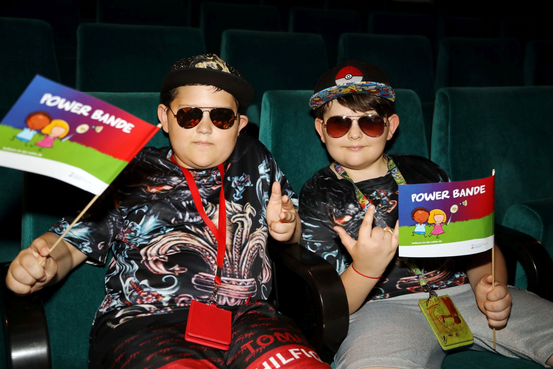 Zwei junge Kinogänger vor der Vorstellung