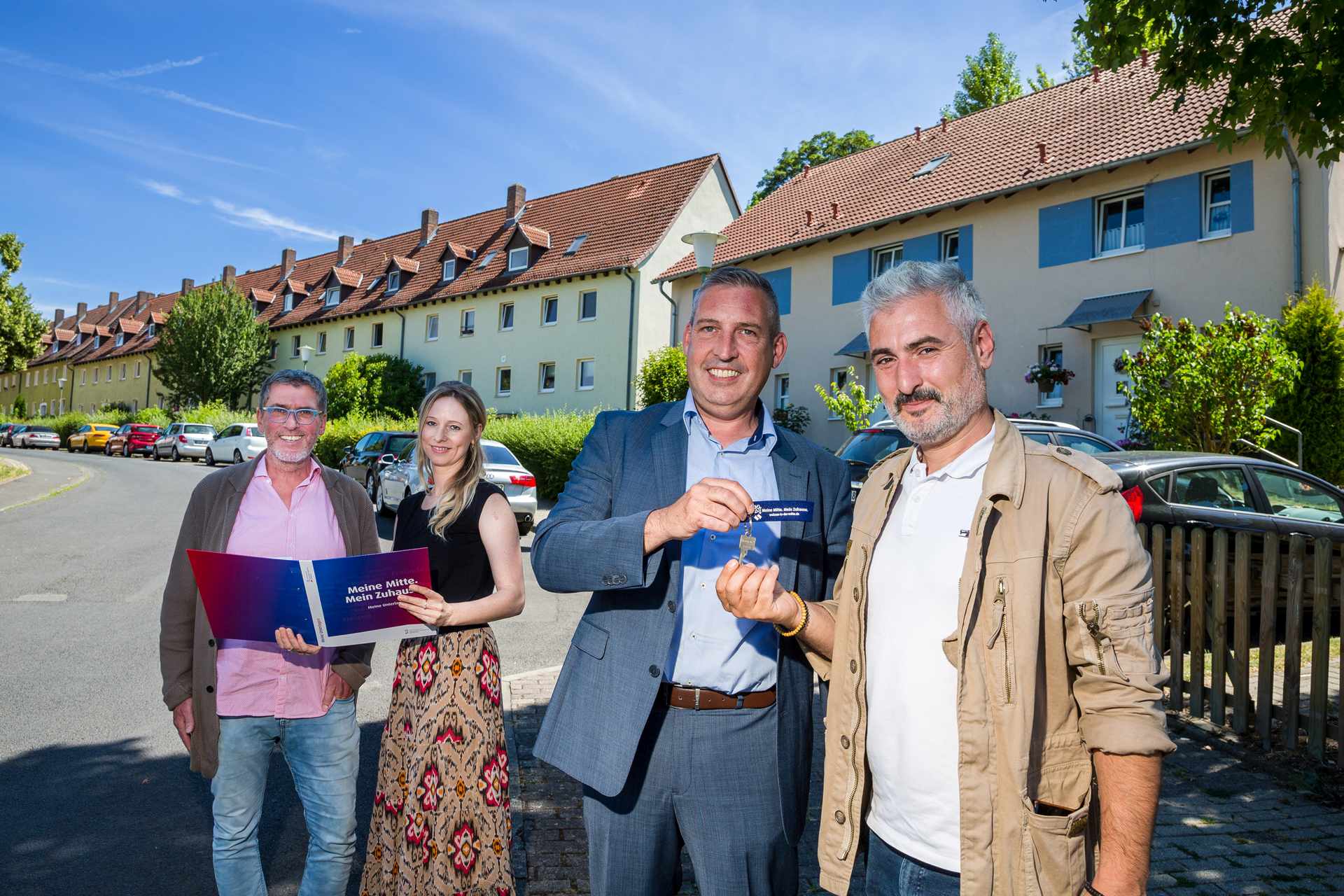 Freuen sich über die Schlüsselürbergabe:Foto: v.l. Peter Schade (Qualitätsmanagementbeauftragter Verbund sozialpädagogischer Kleingruppen e.V.), Ilka Zienteck (Kundenbetreuerin NHW), Sascha Holstein (Leiter Regio-nalcenter Kassel NHW), Mehmet K. Ciftci (Einrichtungsleiter 180 GRAD), Schlüsselübergabe Kassel-Oberzwehren  Foto: NHW/ Karsten Socher 