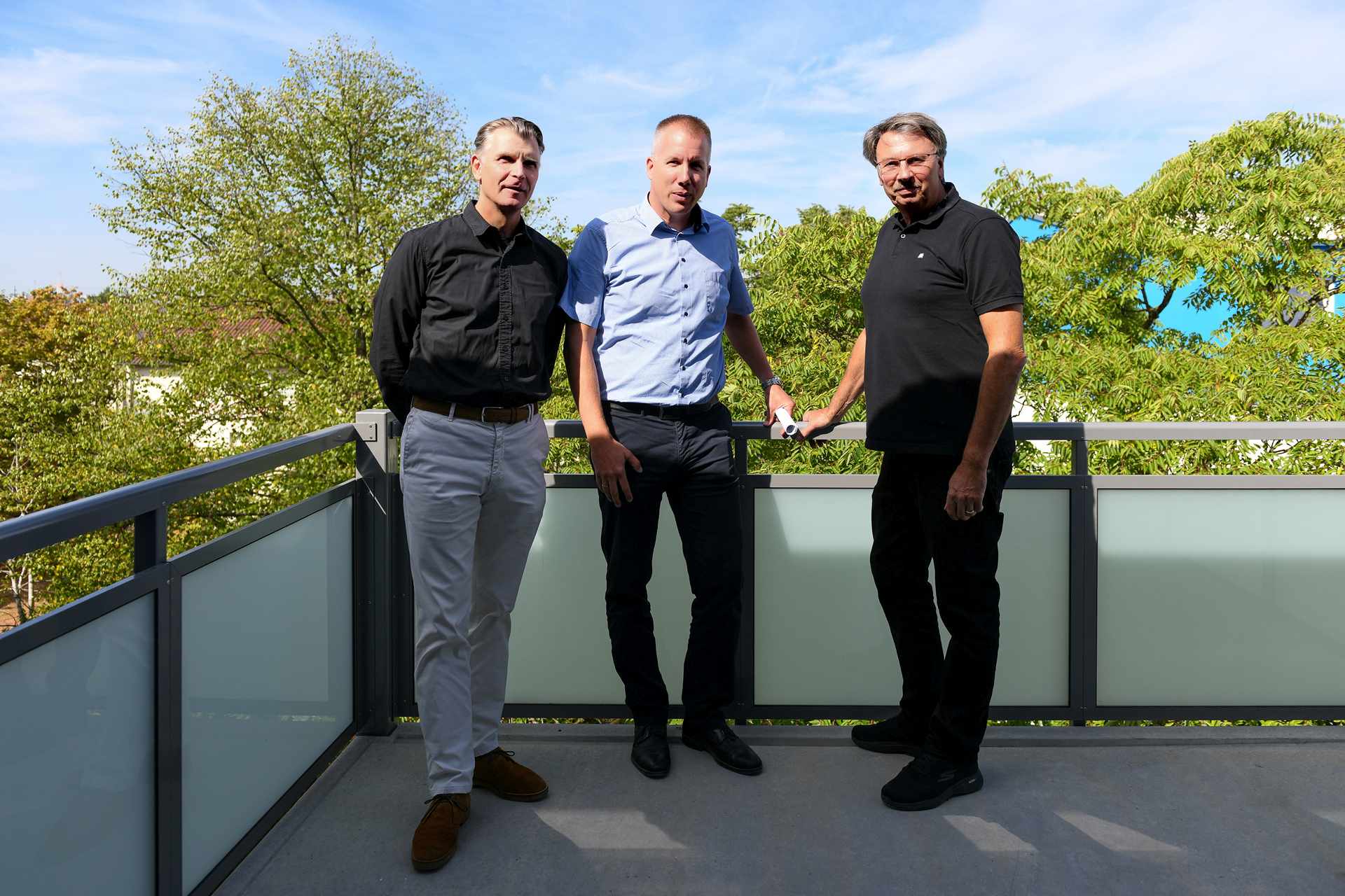 v.l.: Robert Lotz, NHW- Fachbereichsleiter-Modernisierung & Großinstandhaltung, NHW-Servicecenter-Leiter Tobias Bundschuh und Kelsterbachs Bürgermeister Manfred Ockel auf einem der recycelten Balkone. Foto: NHW/Keck