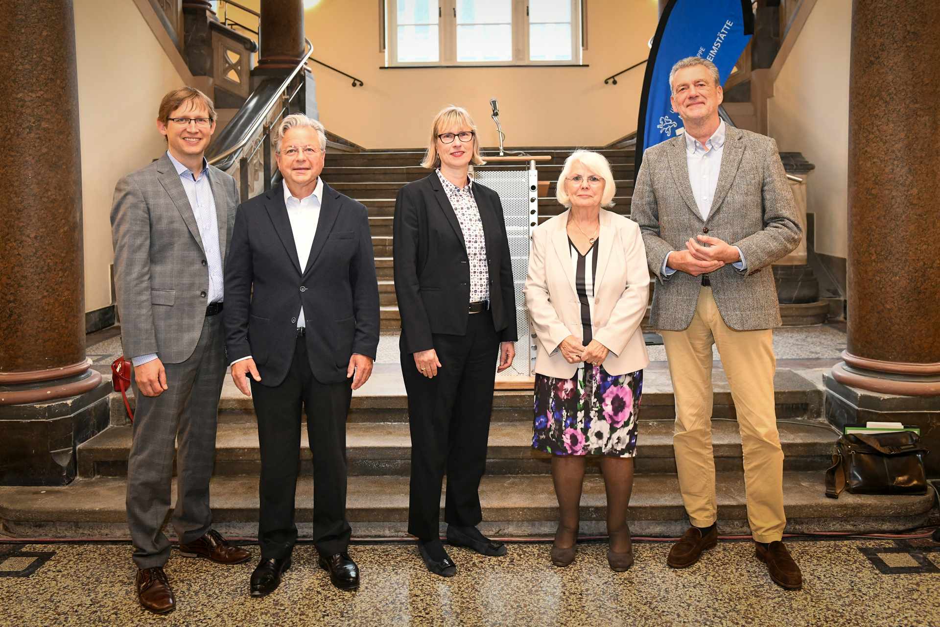 (v.l.) Staatssekretär Jens Deutschendorf, NHW- Geschäftsführer Dr. Constantin Westphal, NHW-Geschäftsführerin Monika Fontaine-Kretschmer, Stadträtin Gabriele Wolf und Staatssekretär Dr. Martin J. Worms weihten das Alte Gericht in neuer Wirkung ein.