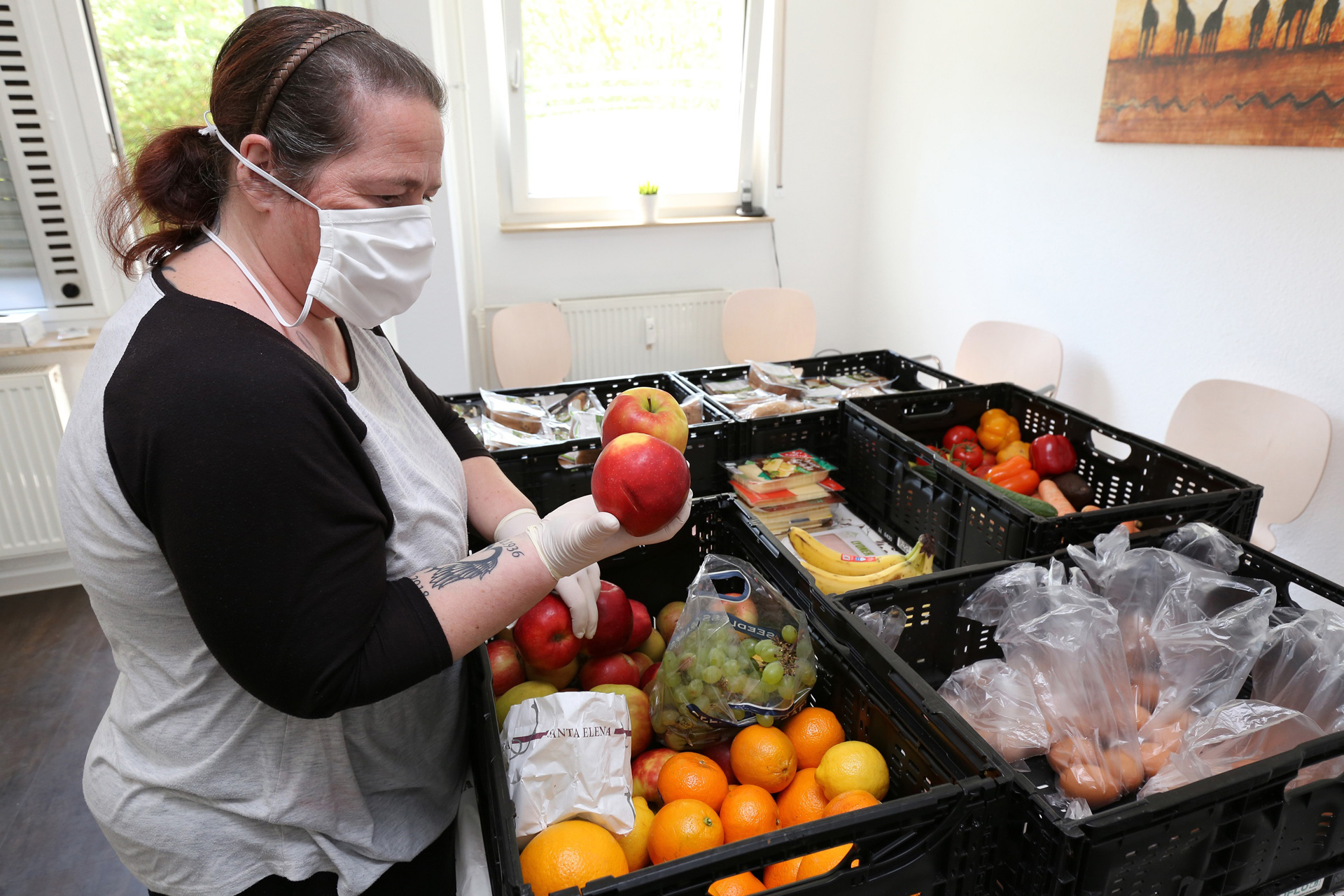 Sie überprüft die Lebensmittel der Tafel in Offenbach