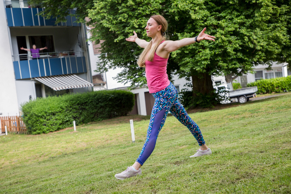 Fitness-Training vor den Häusern