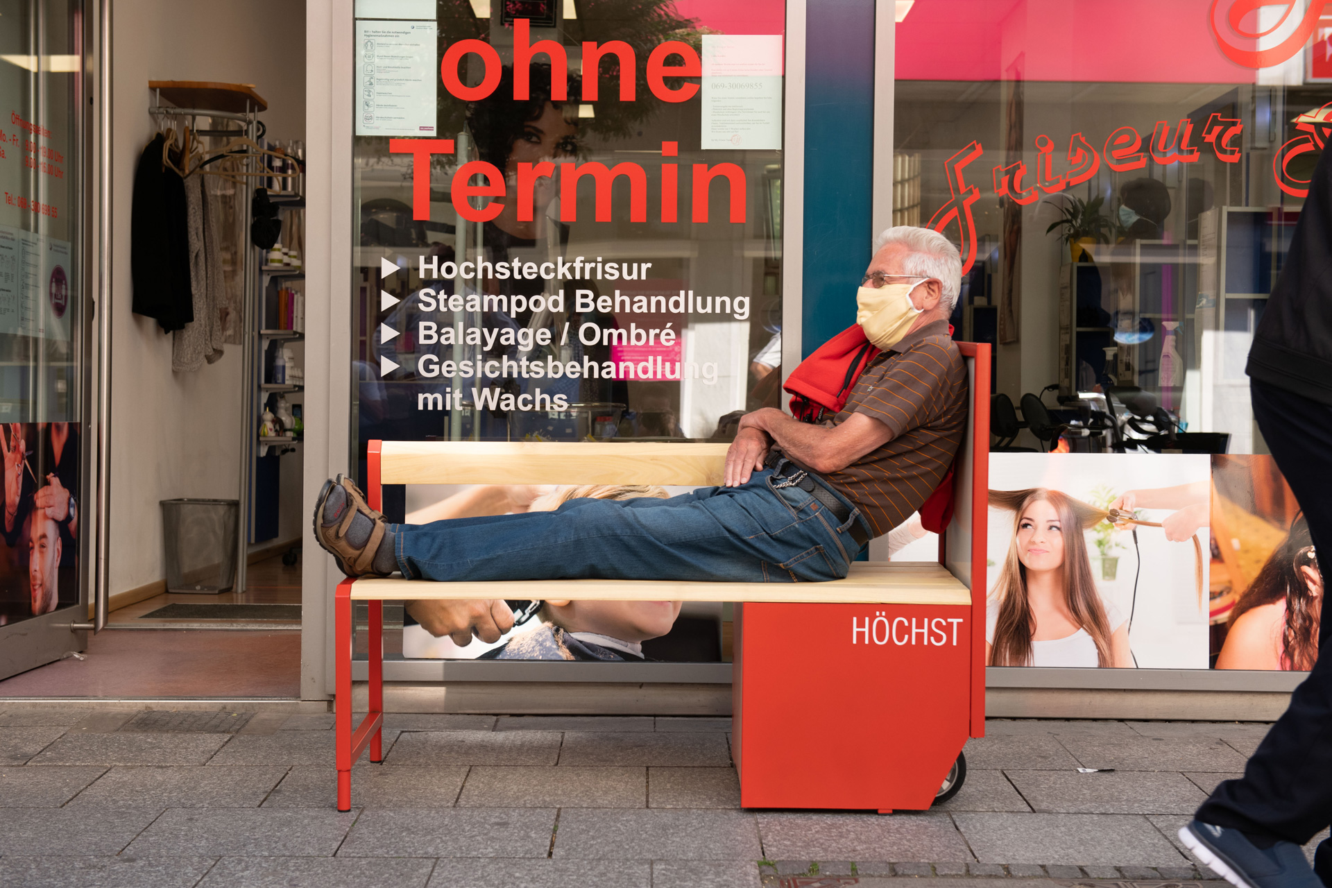 Erster Besucher der neuen mobilen Bank