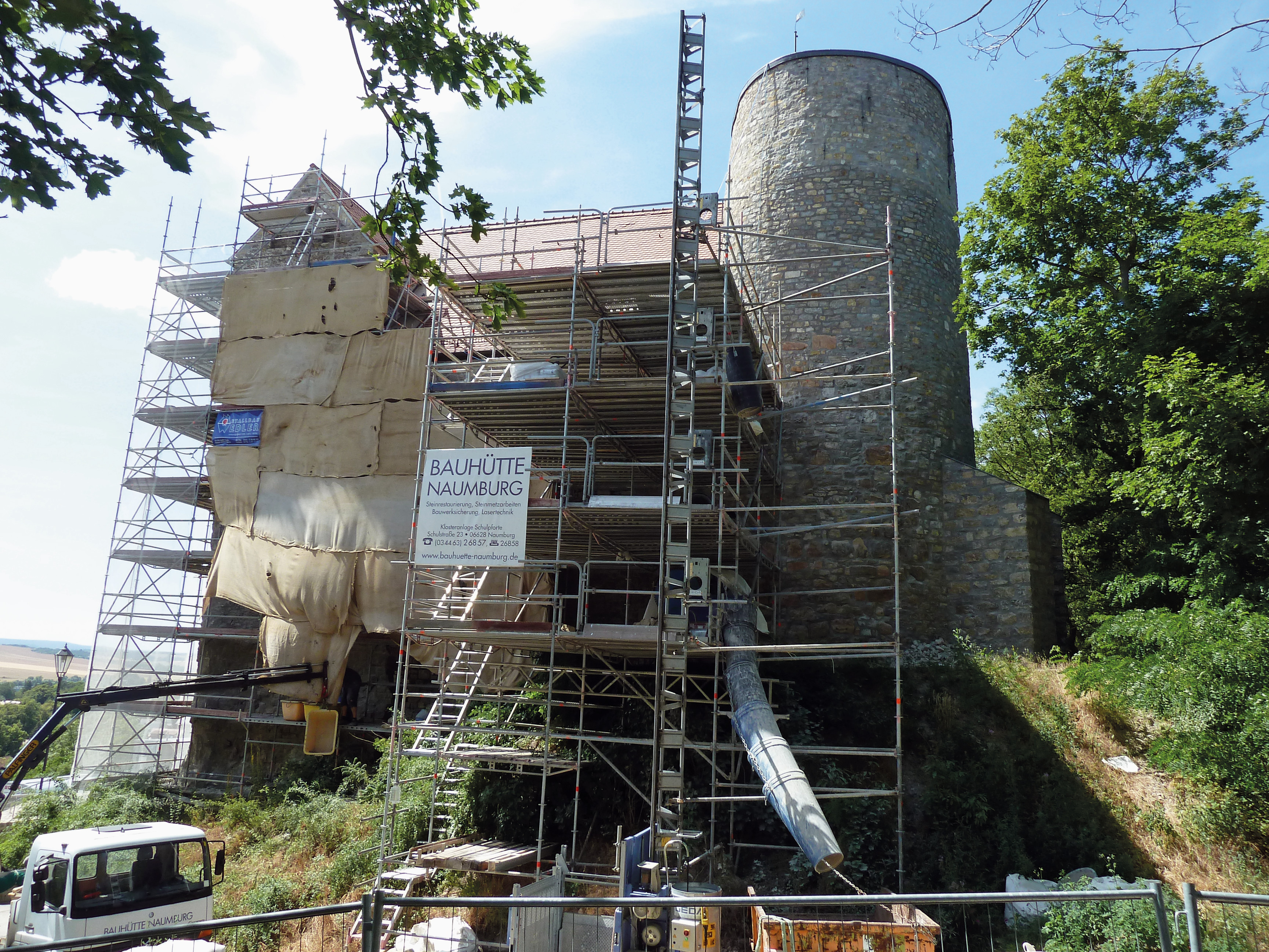 Die Ostfassade während der Sanierungsarbeiten