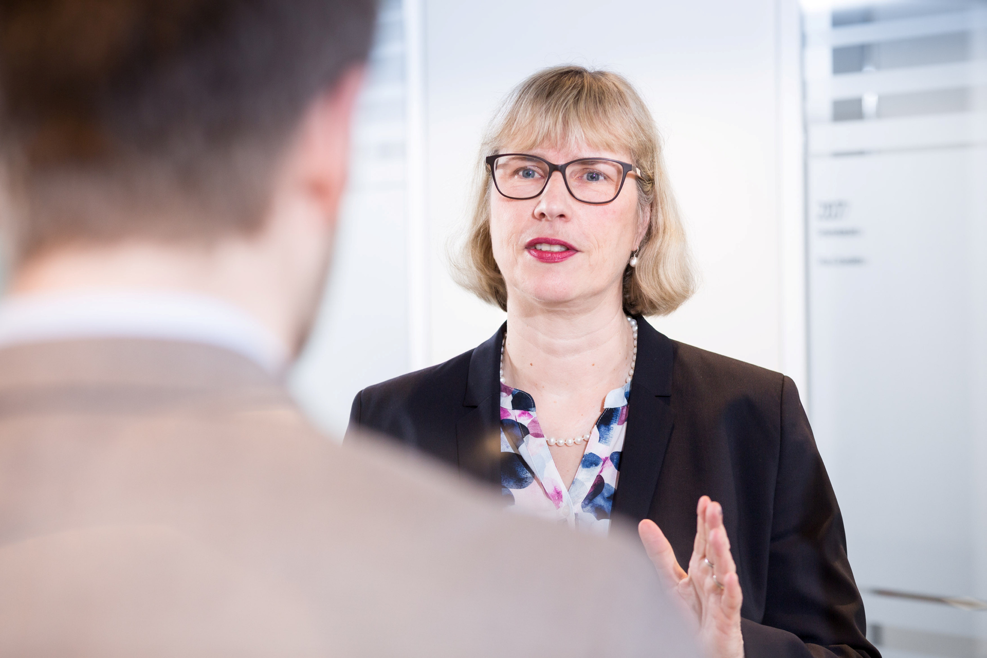 Frau Fontaine-Kretschmer im Gespräch