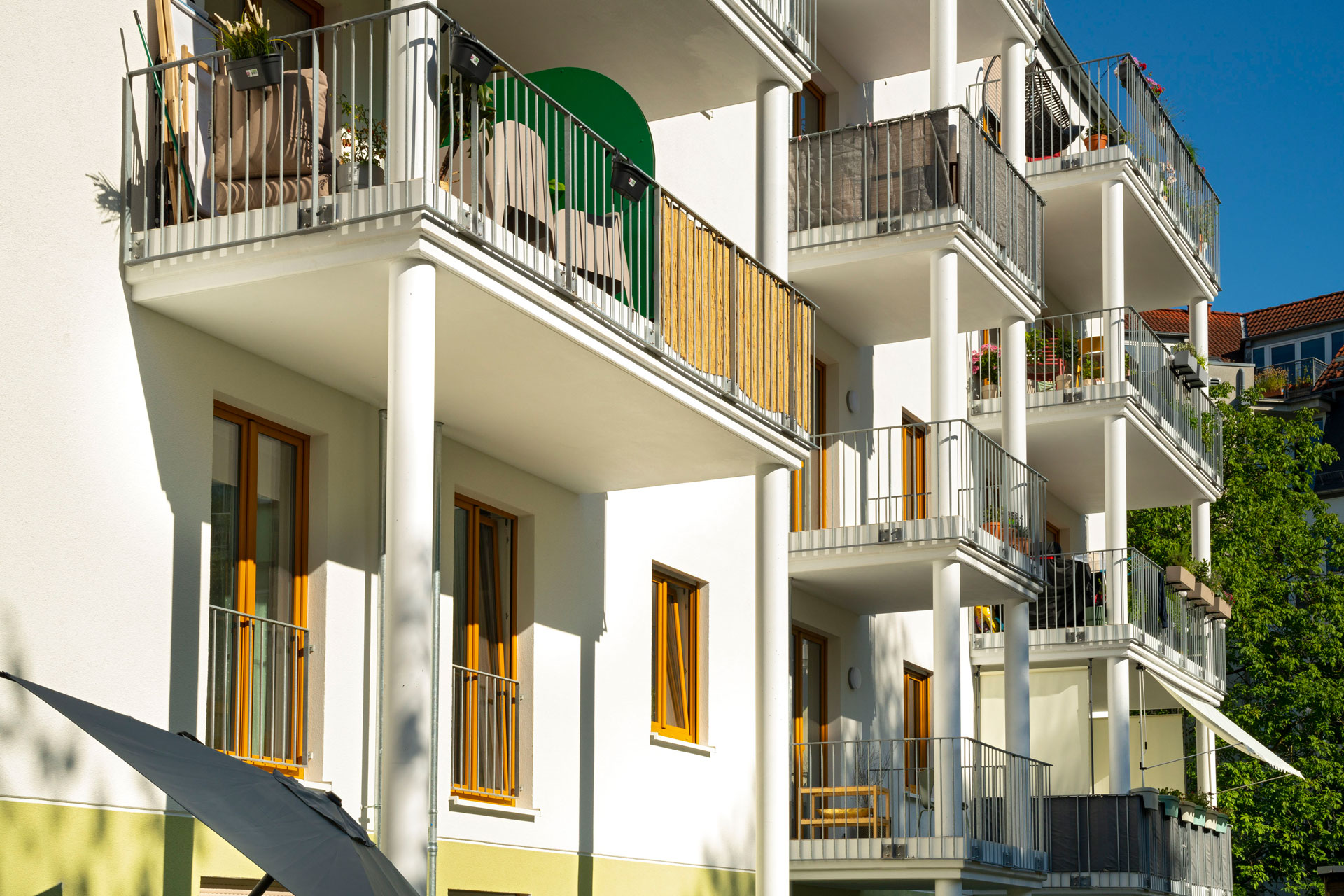 Zu dem vierstöckigen Gebäudeensemble gehören zudem 22 Zwei-Zimmer-Wohnungen, 20 Drei-Zimmer-Wohnungen und elf Vier-Zimmer-Wohnungen. Foto: Barbara Staubach