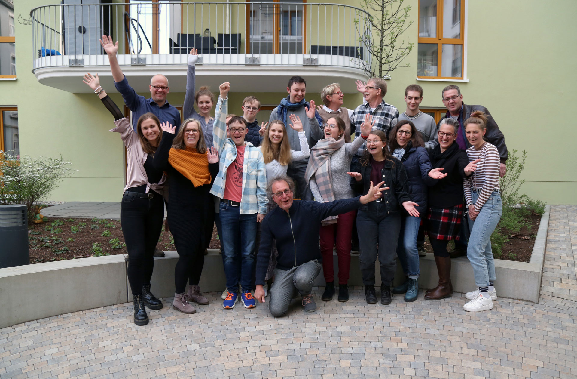 Freuen sich auf das gemeinsame Wohnprojekt: die Bewohner:innen der inklusiven Wohngemeinschaft in der Freiligrathstraße in Frankfurt. Foto: Claudia Fischer