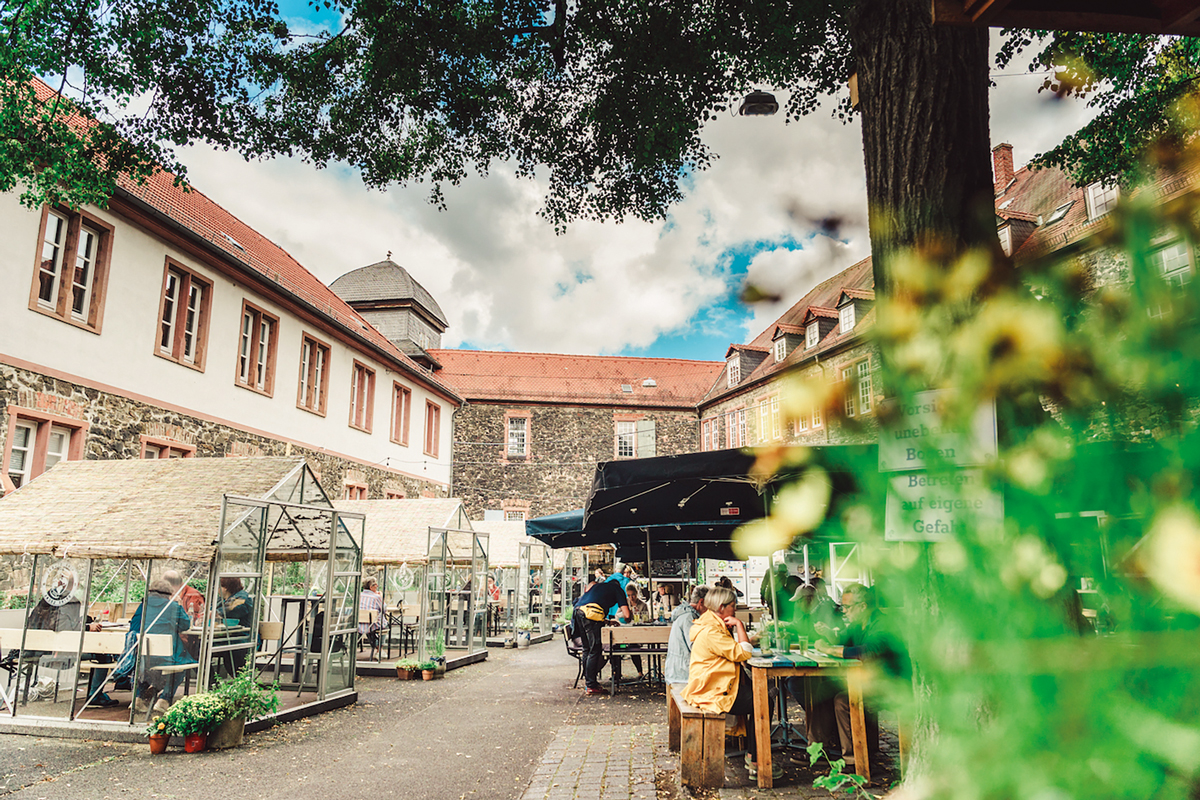 Der Hanauer Pop-up-Gedanke erreicht auch die Gastronomie – der bisher als Parkplatz genutzte Fronhof in der Altstadt wandelte sich zur „Wirtschaft im Hof“. Foto: Stadt Hanau