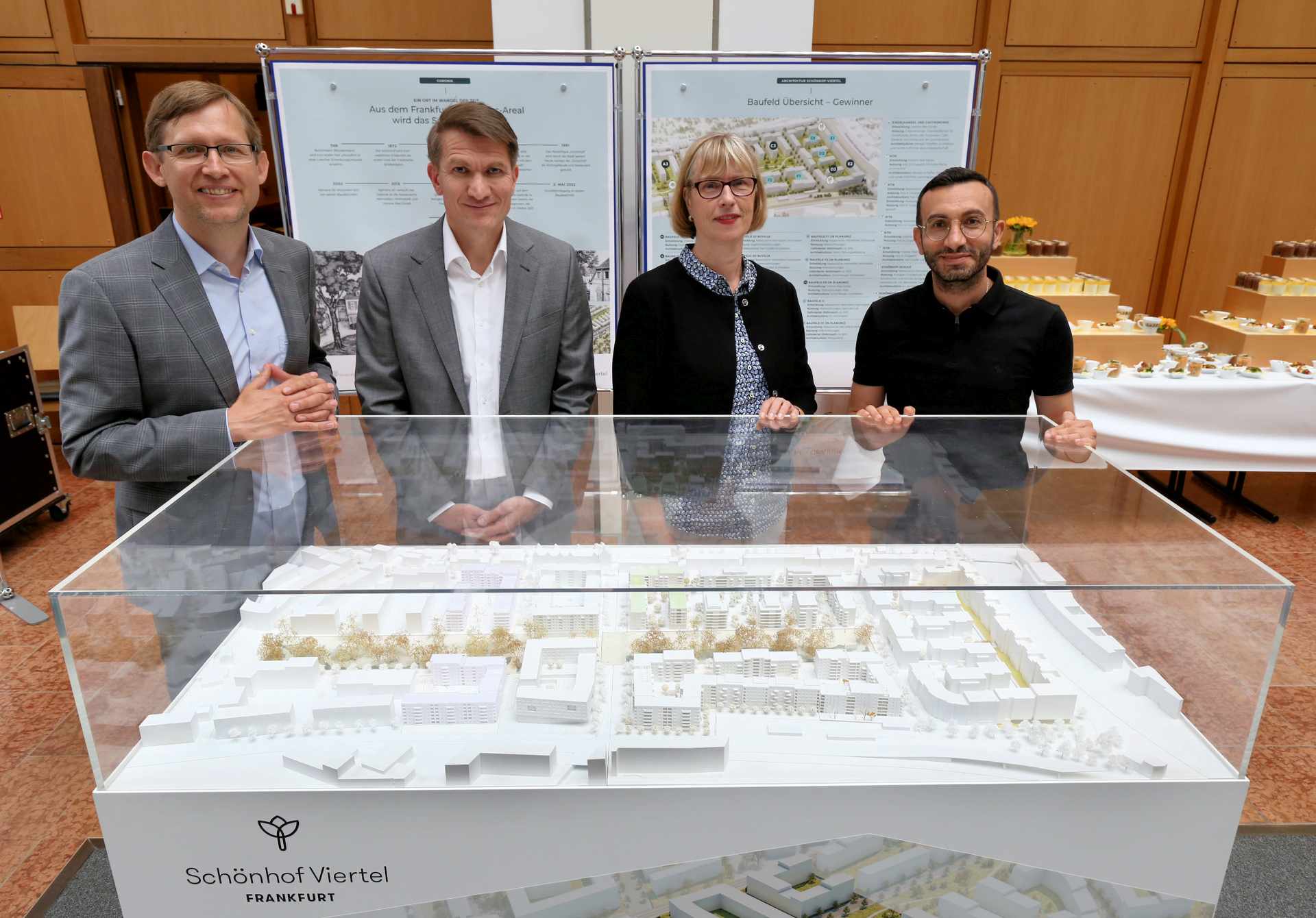 Staatssekretär Jens Deutschendorf, Ralf Werner (INSTONE), Monika Fontaine-Kretschmer (NHW) und Planungsdezernent Mike Josef eröffneten gemeinsam die Ausstellung