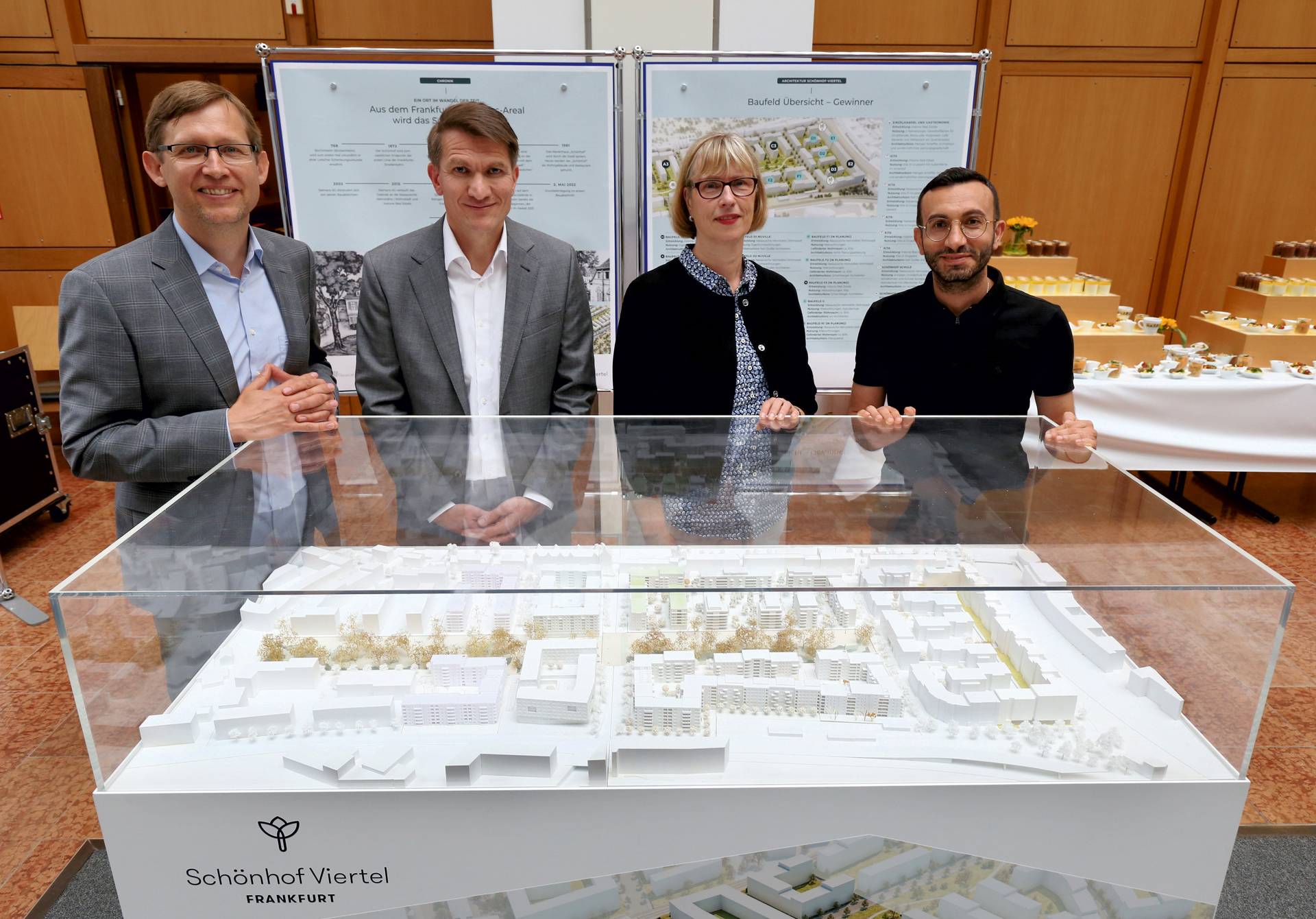 Staatssekretär Jens Deutschendorf (l.), Ralf Werner (Instone, 2. v. l.), Monika Fontaine-Kretschmer (NHW, 2. v. r.) und Planungsdezernent Mike Josef (r.) eröffneten gemeinsam die Ausstellung. Foto: NHW / Thomas Rohnke