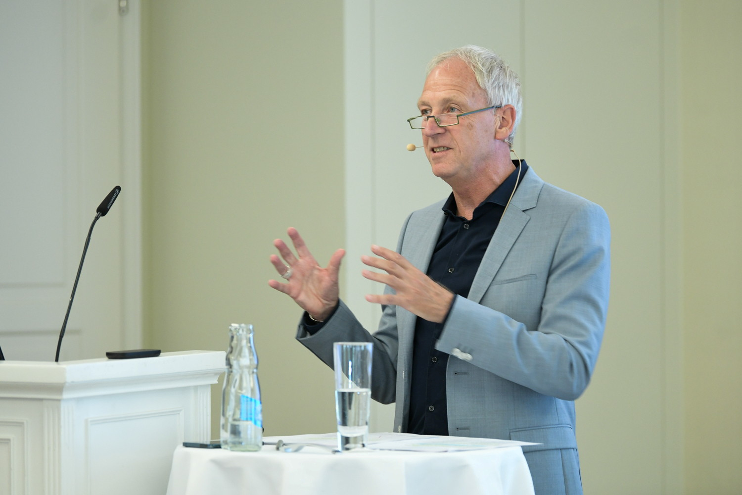 Dr. Thomas Hain referiert über die Herausforderungen auf dem Weg zur Klimaneutralität