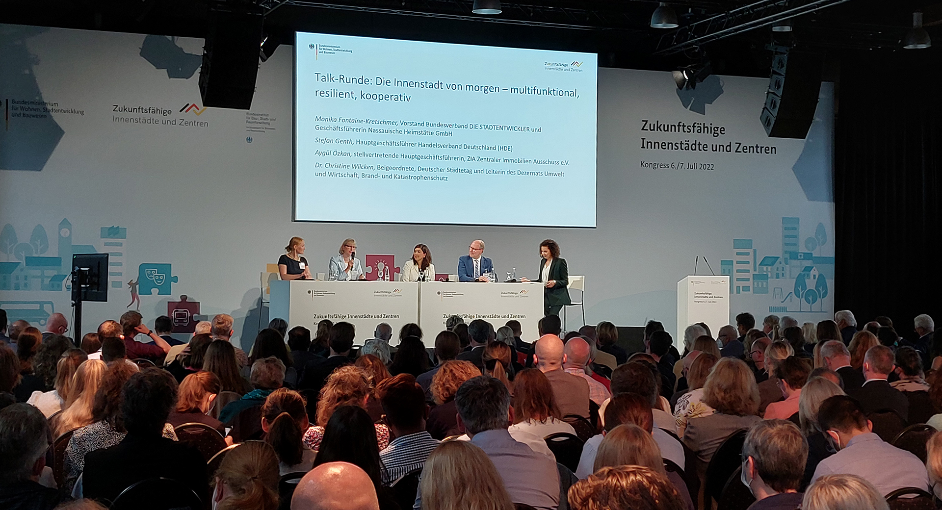 NHW-Geschäftsführerin Monika Fontaine-Kretschmer in der Talk-Runde "Die Innenstadt von morgen – multifunktional, resilient, kooperativ"