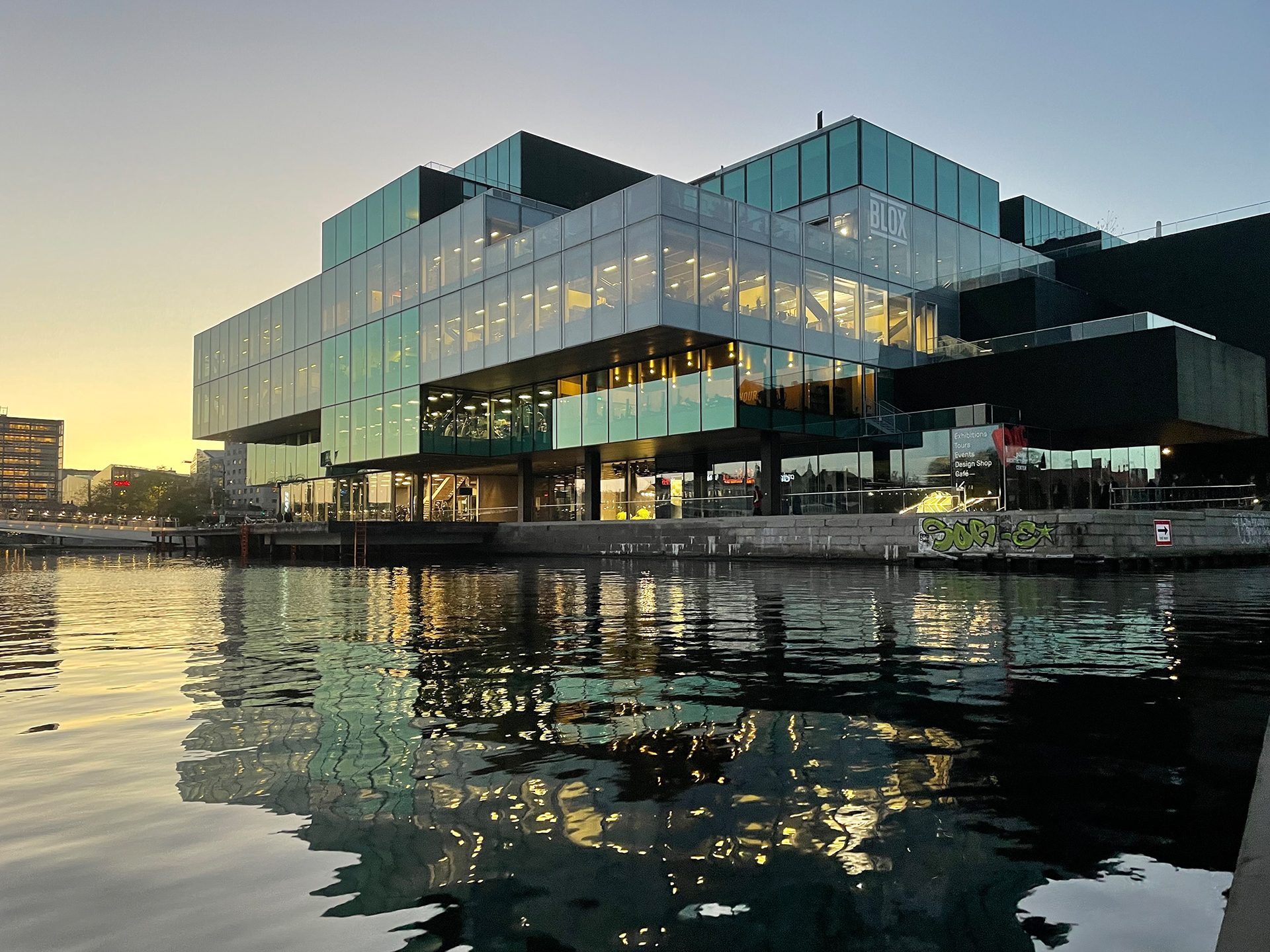 BLOX – das neuartige Mixed-Use-Gebäude des Architekten Rem Koolhaas an der Uferkante des ehemaligen Hafens.