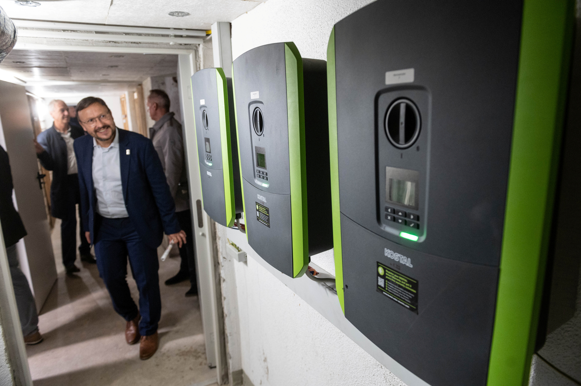 Felix Lüter begutachtet im Rahmen der GdW-Tagung eine technische Anlage in einem Keller