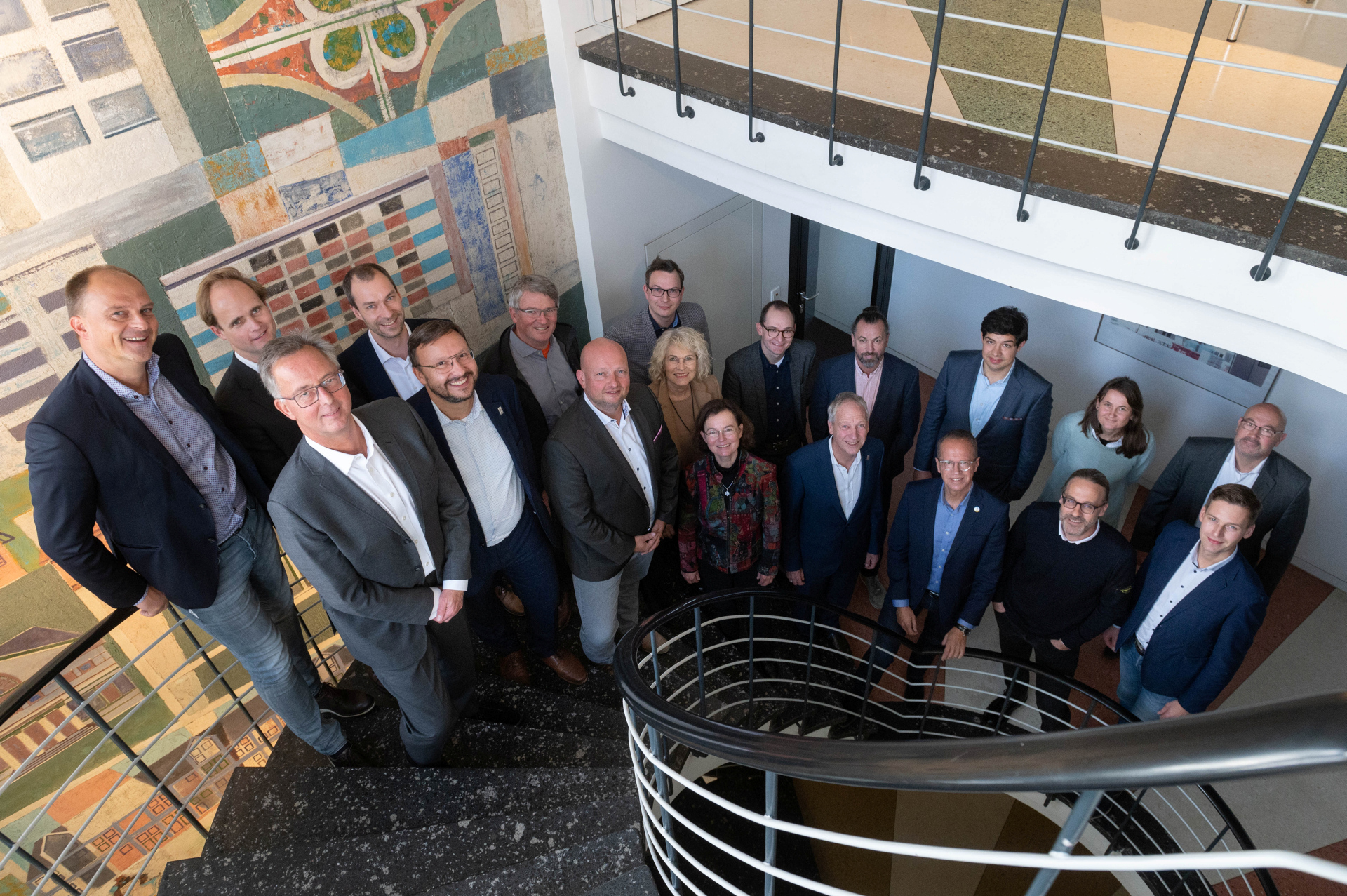 Gruppenfoto mit dem GdW Fachausschuss Klimaschutz und NHW-Vertretern im Treppenhaus im Schaumainkai