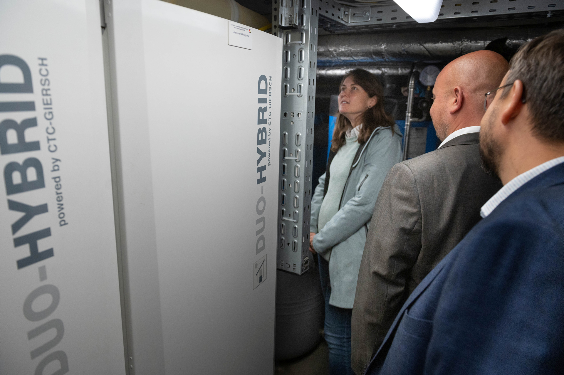 Tagungsteilnehmer besichtigen innovative Heizanlage in Frankfurt-Fechenheim