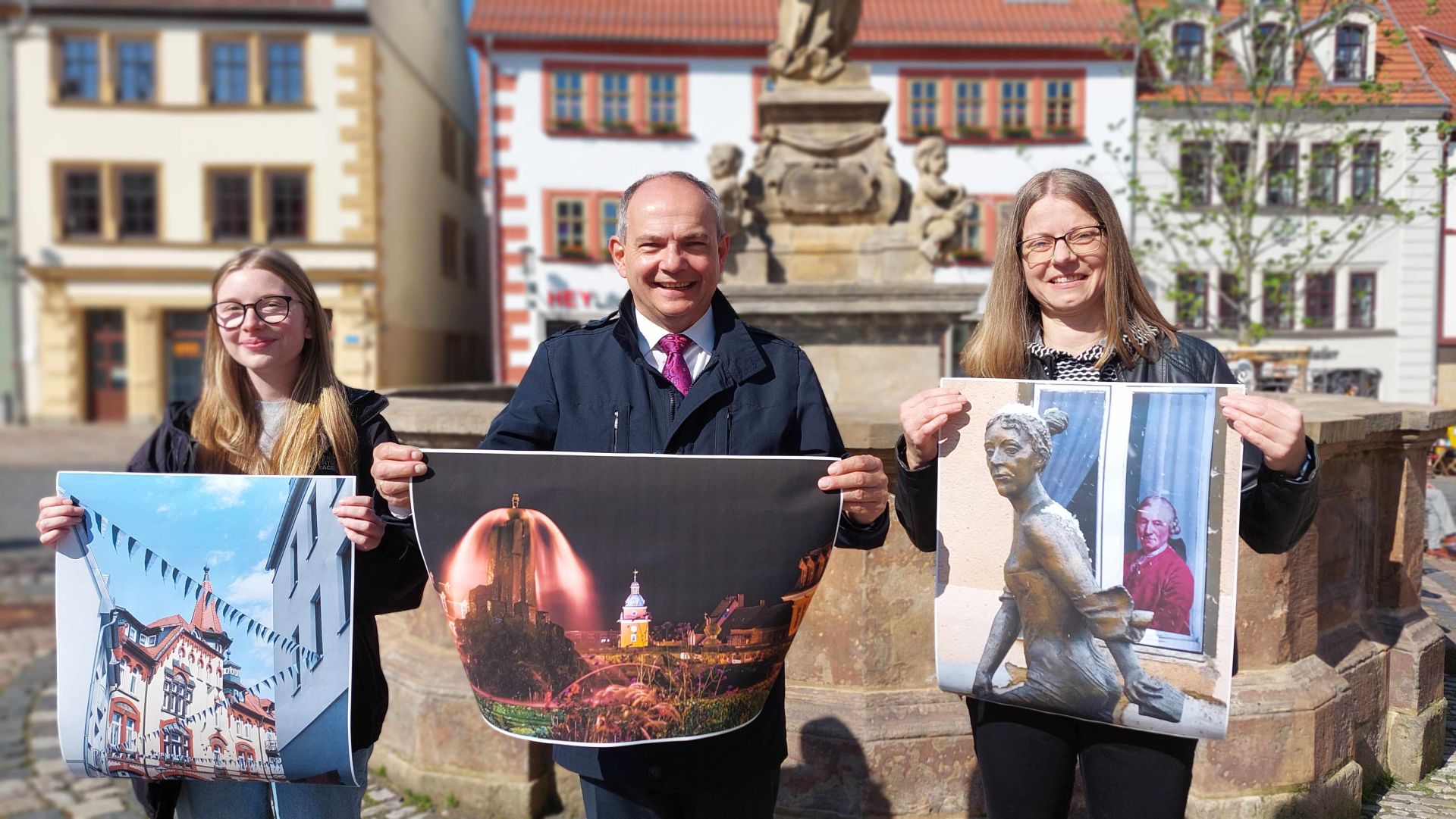 Oberbürgermeister, Knuth Kreuch gemeinsam mit zwei Bürgerinnen vor dem Marktbrunnen in Gotha