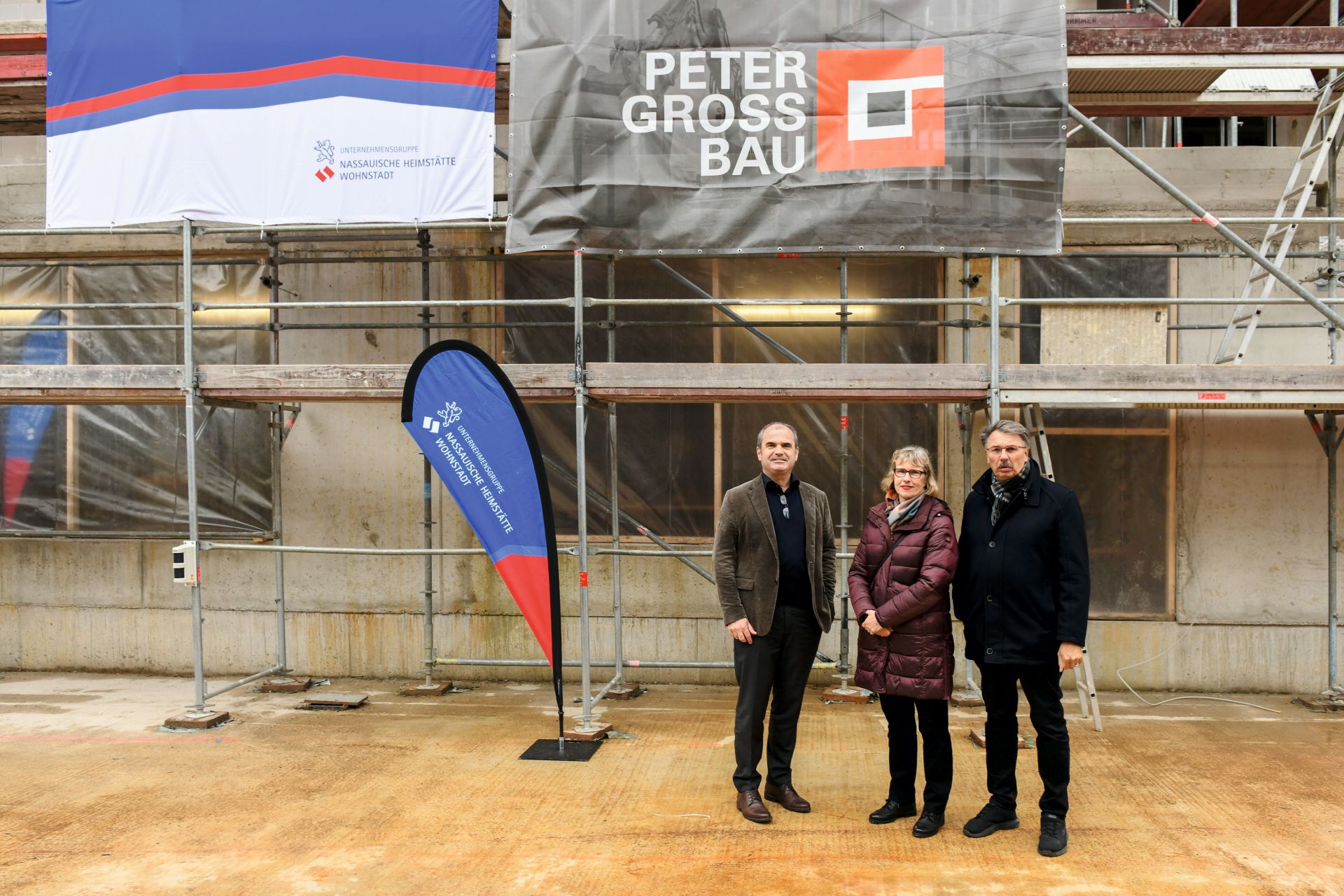 Philipp Gross, Geschäftsführer von Peter Gross Bau (l.), NHW-Geschäftsführerin Monika Fontaine-Kretschmer (M.) und Bürgermeister Manfred Ockel beim Richtfest.