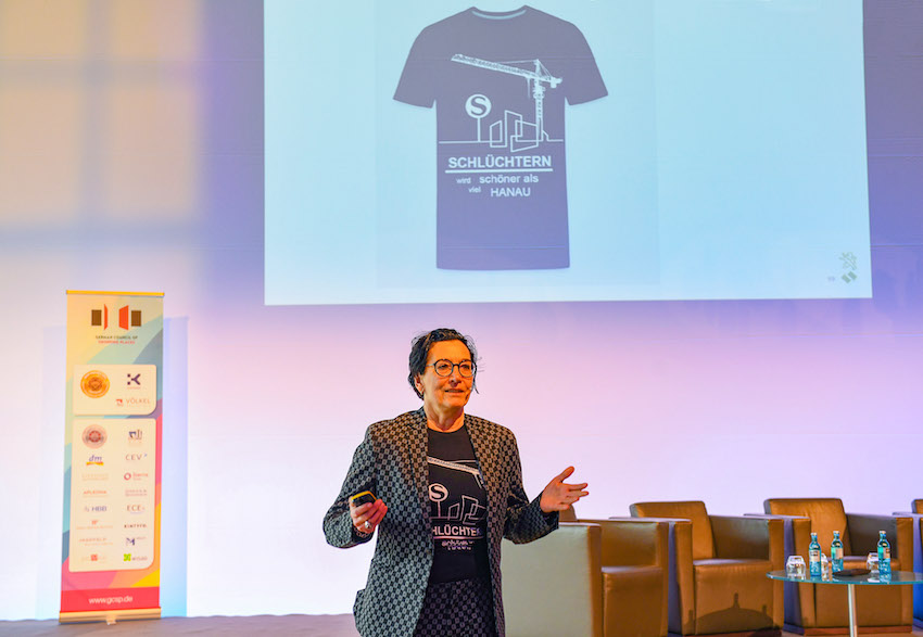 Frau Schmitz-Stadtfeld auf der Kommunalkonferenz Hanau.