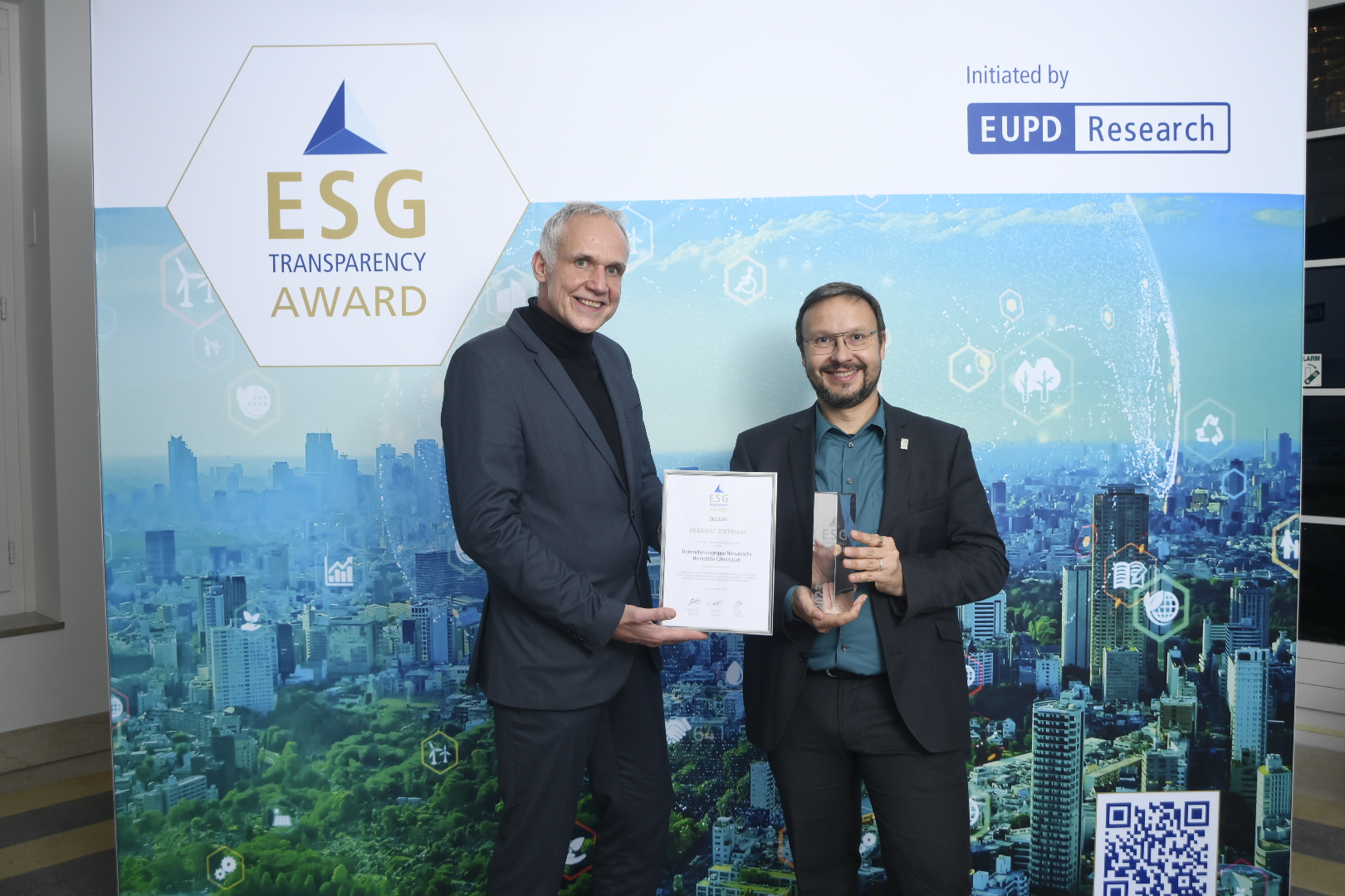 Felix Lüter erhält den ESG Transparency Awards aus den Händen von Jens Mürke.