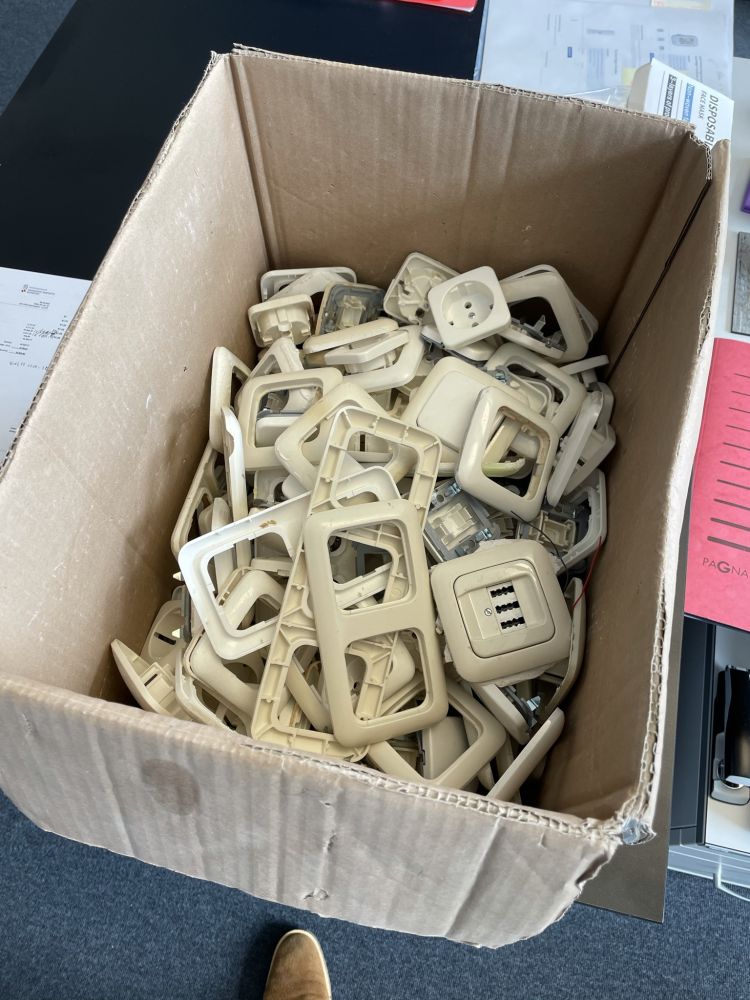 ausgebaute Steckdosen