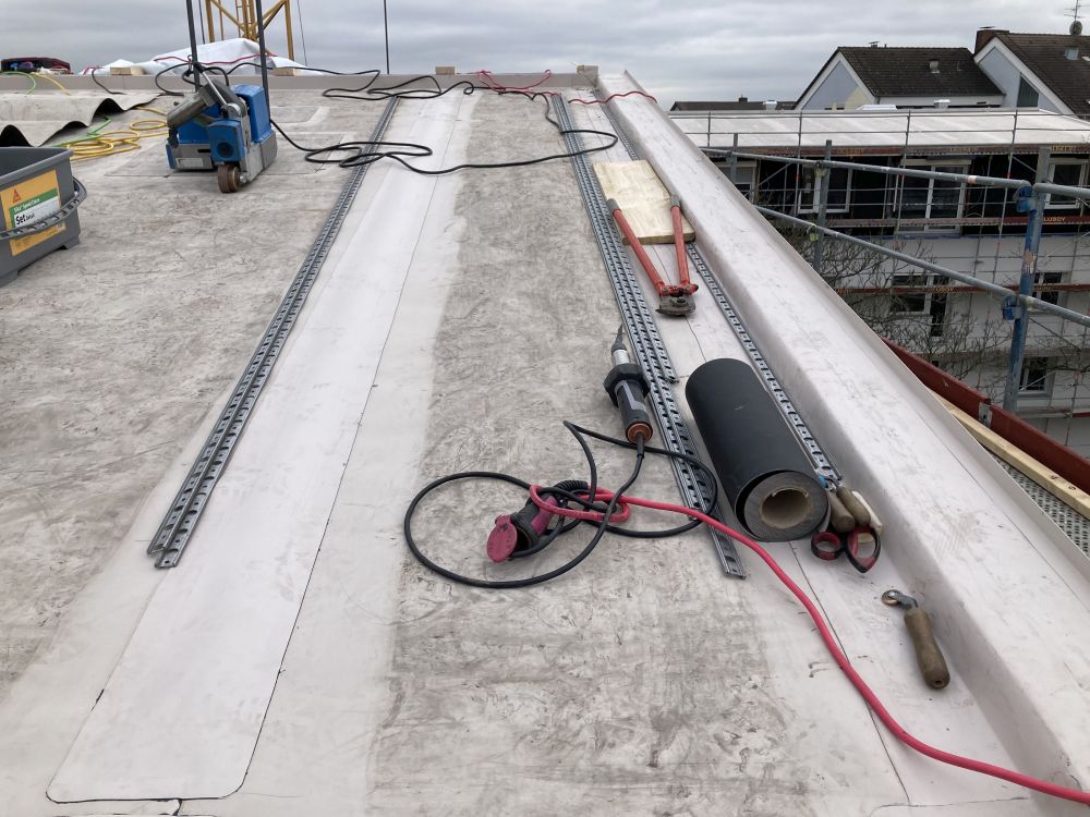 Kombination der recycelten Dachbahn mit neuen Anschlüssen.