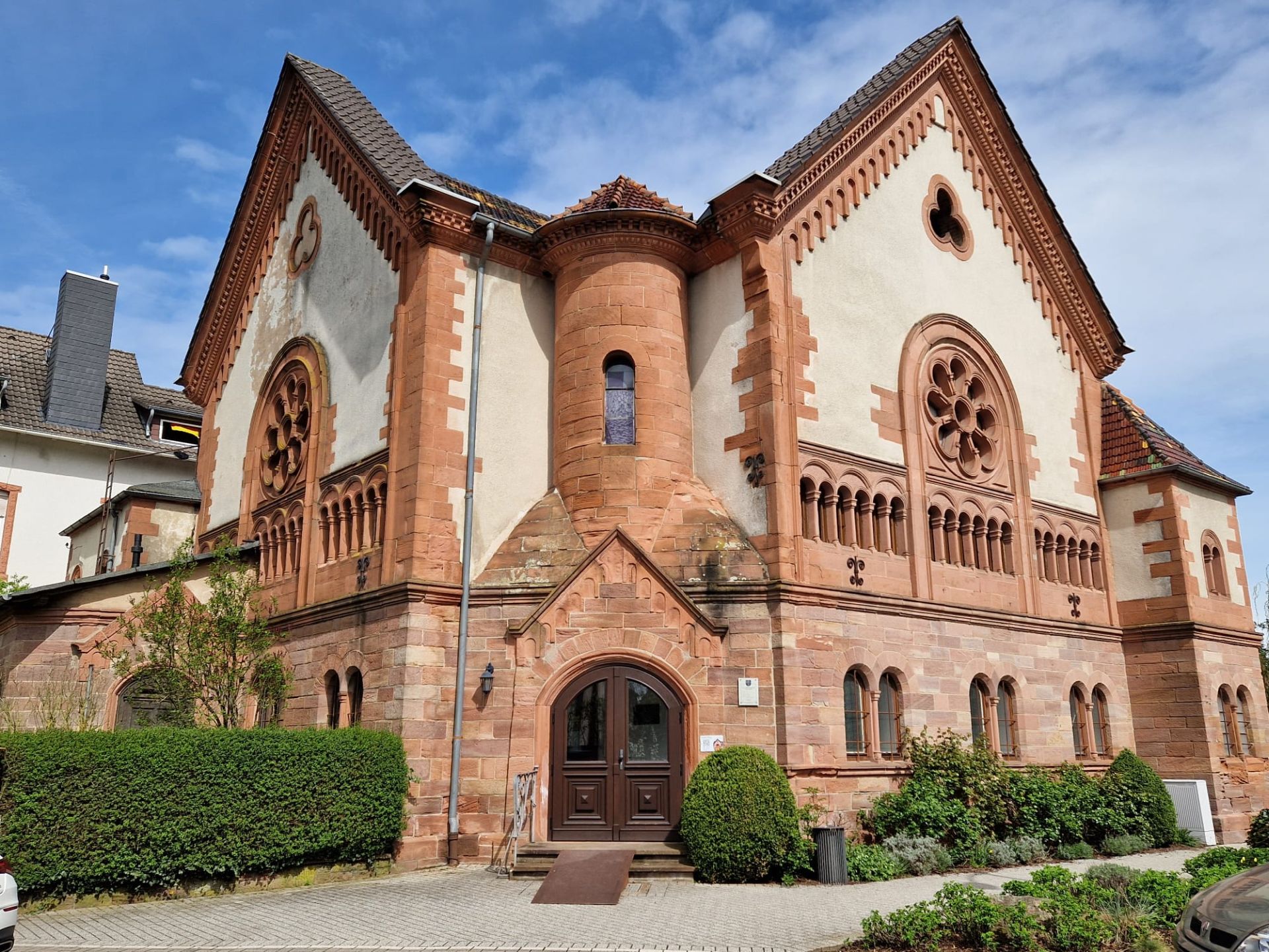 Die Synagoge in Schlüchtern, bestehend aus weißen und roten Ziegeln
