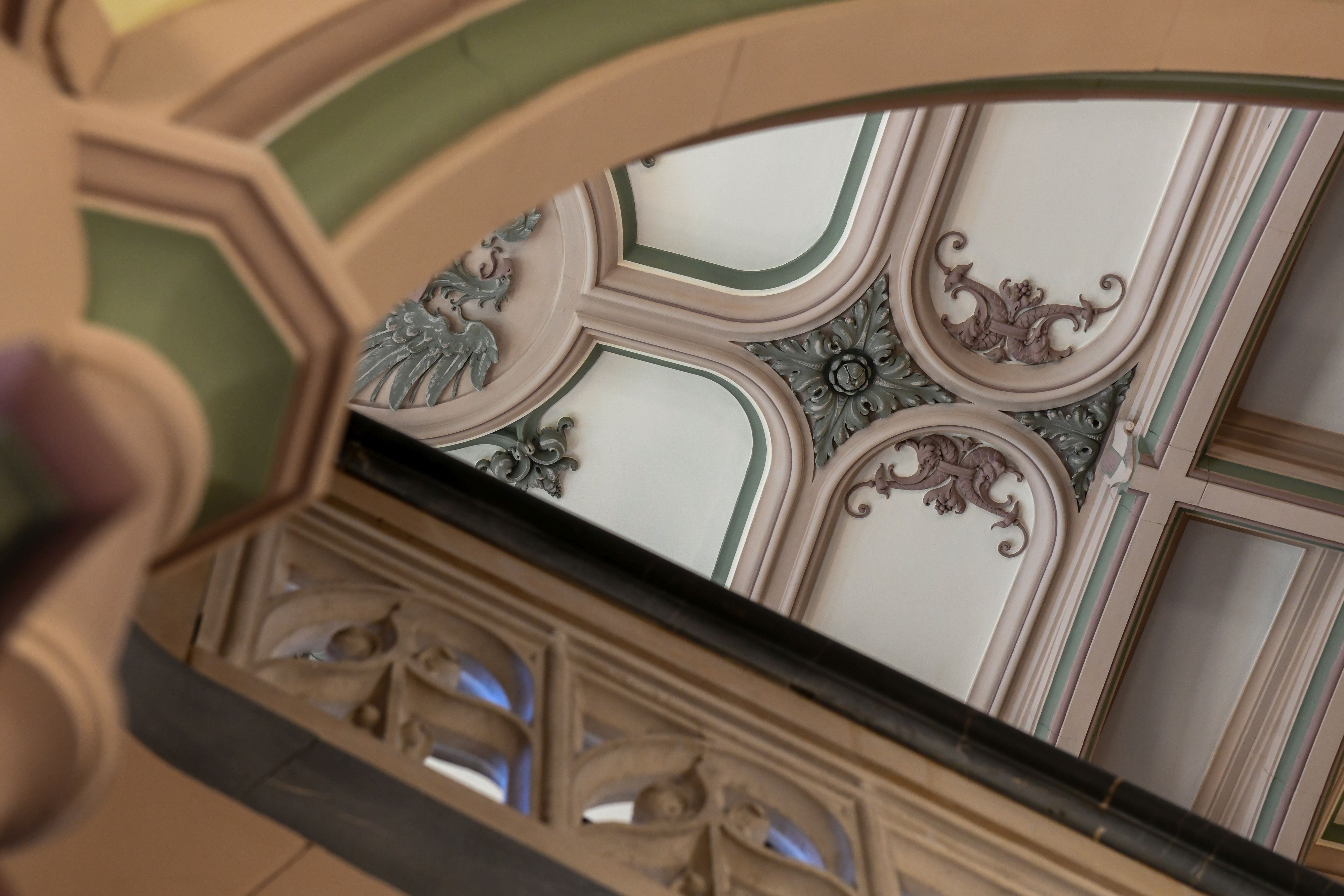 Treppenhaus des Alten Gerichts in Wiesbaden von unten nach oben fotografiert.