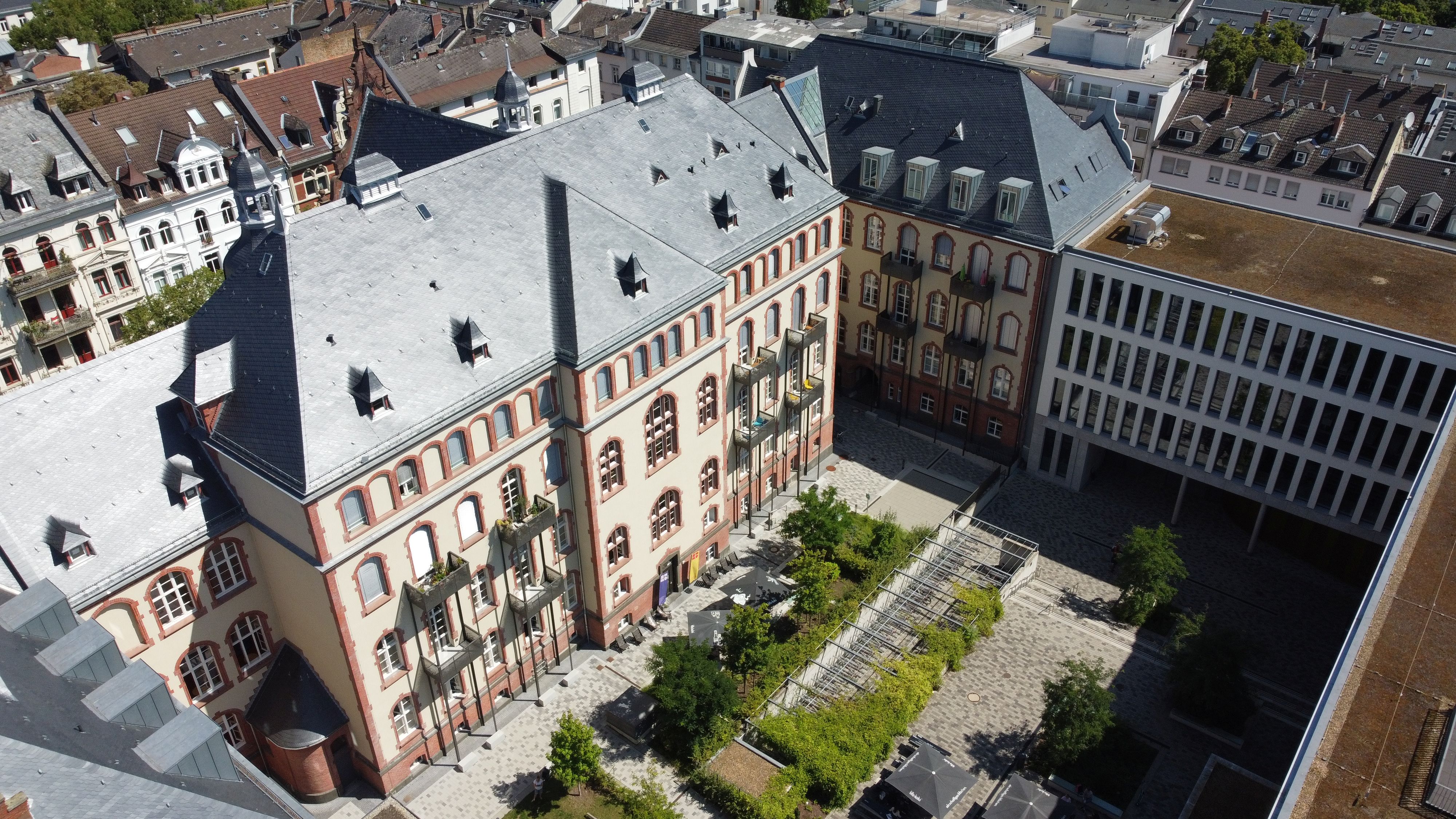 Wiesbaden Altes Gericht aus der Vogelperspektive. Zu erkennen ist zudem der Innenhof des Gebäudes mit seinen Grünflächen.