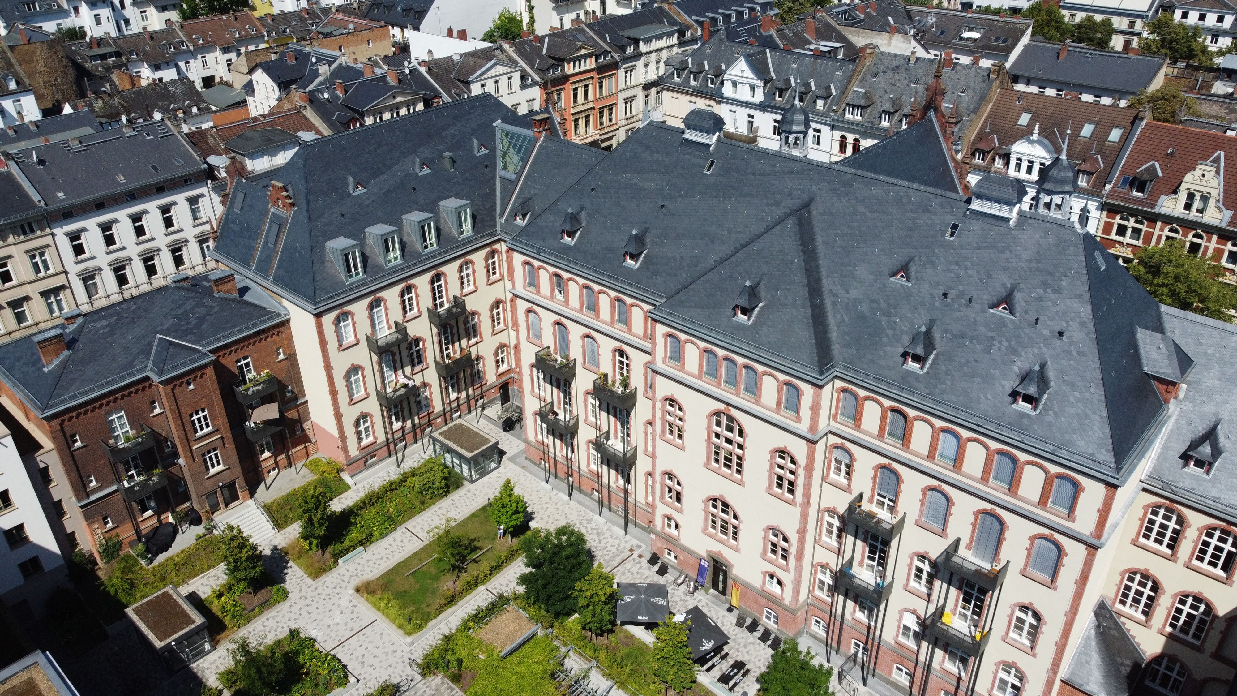Wiesbaden Altes Gericht aus der Vogelperspektive. Zu erkenn ist zudem der Innenhof des Gebäudes mit seinen Grünflächen. 