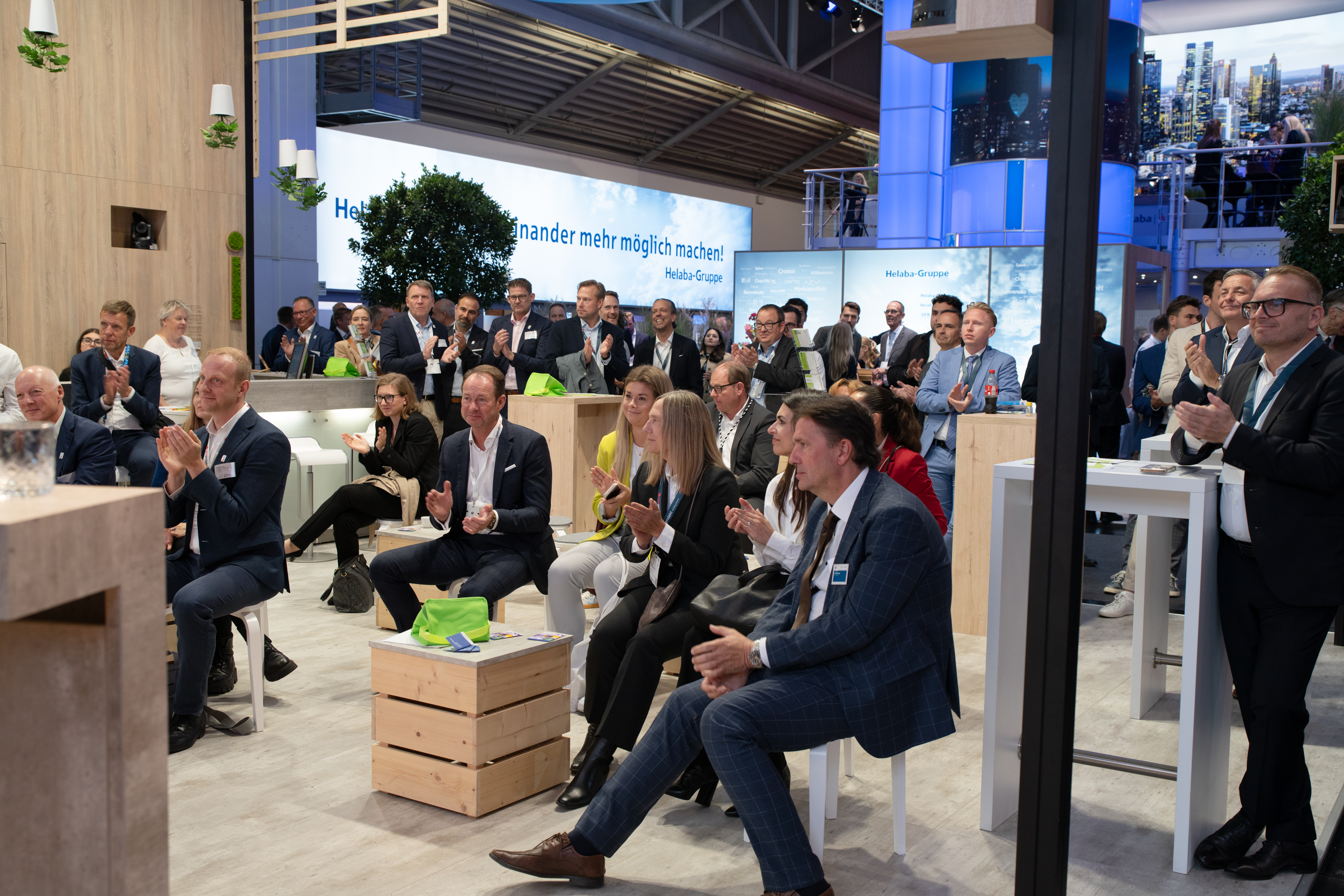 Blick ins Publikum bei einer Veranstaltung am NHW-Messestand.