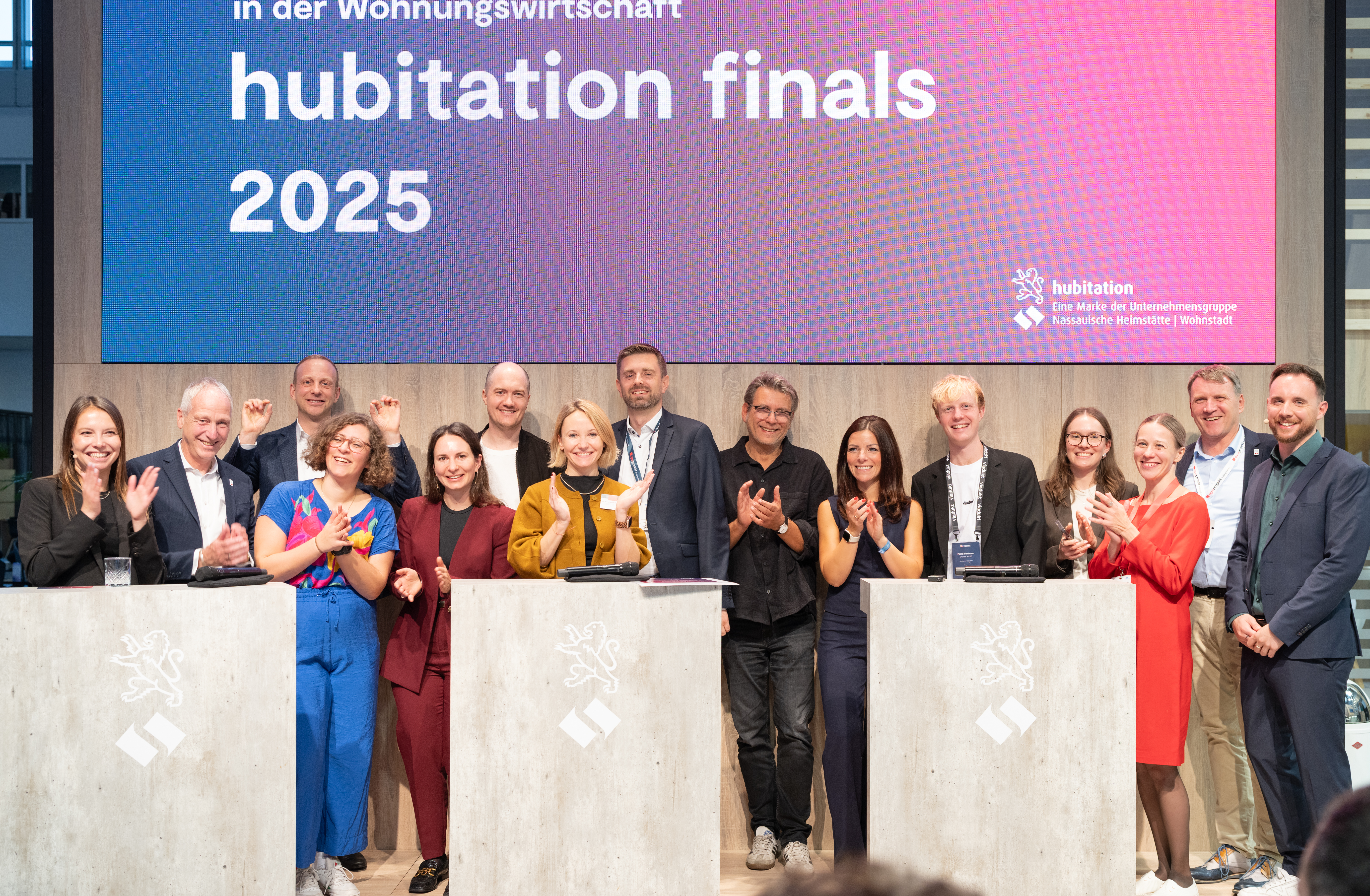 Startups, Jurymitglieder und Vertreter der NHW beim gemeinsamen Gruppenfoto auf der EXPO REAL in München. 