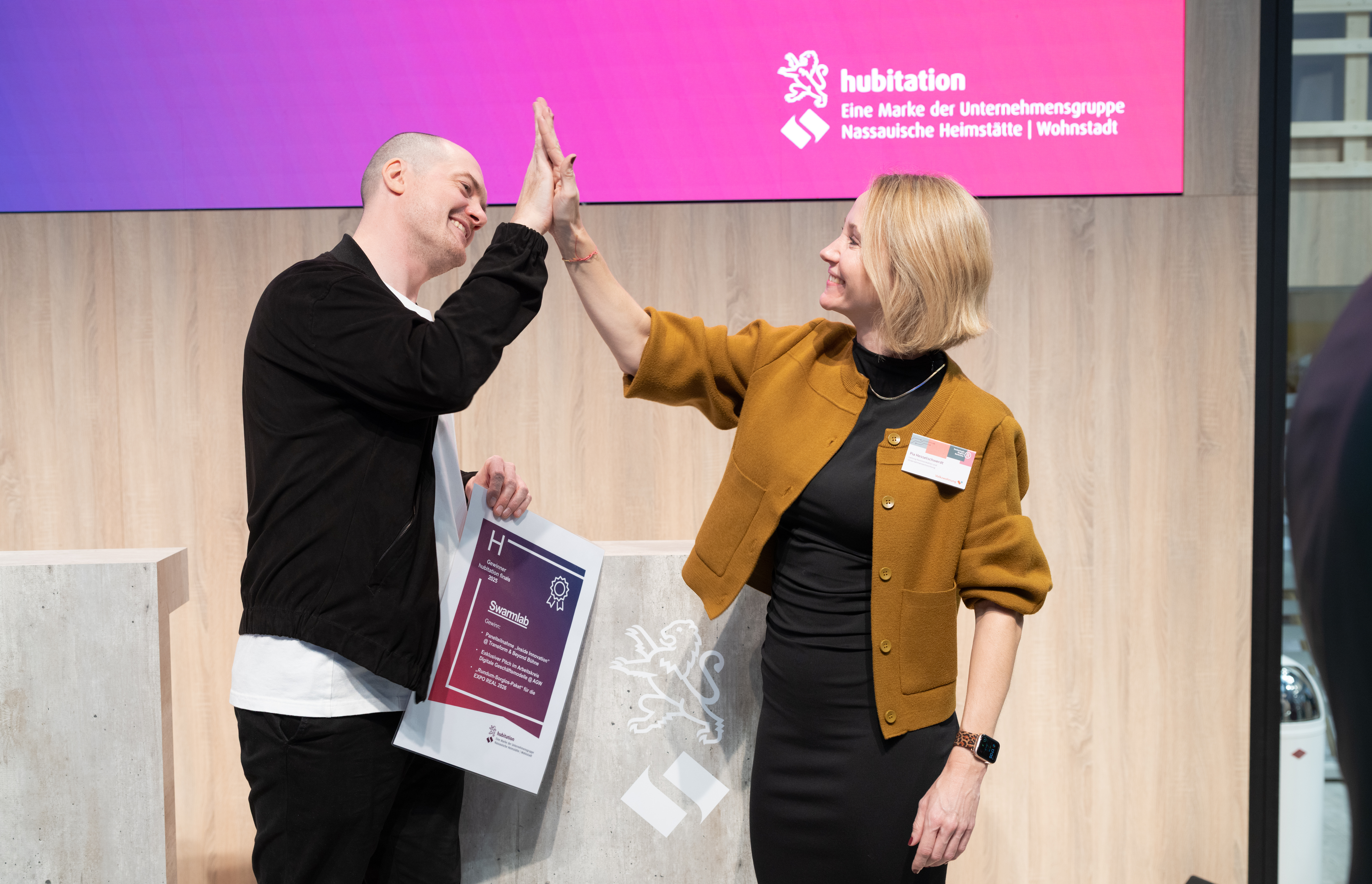  Pia Hesselschwerdt (Volkswohnung Karlsruhe) und Moritz Lohmann (Swarmlab GmbH Berlin) freuen sich über ihren Erfolg bei den hubitation finals.