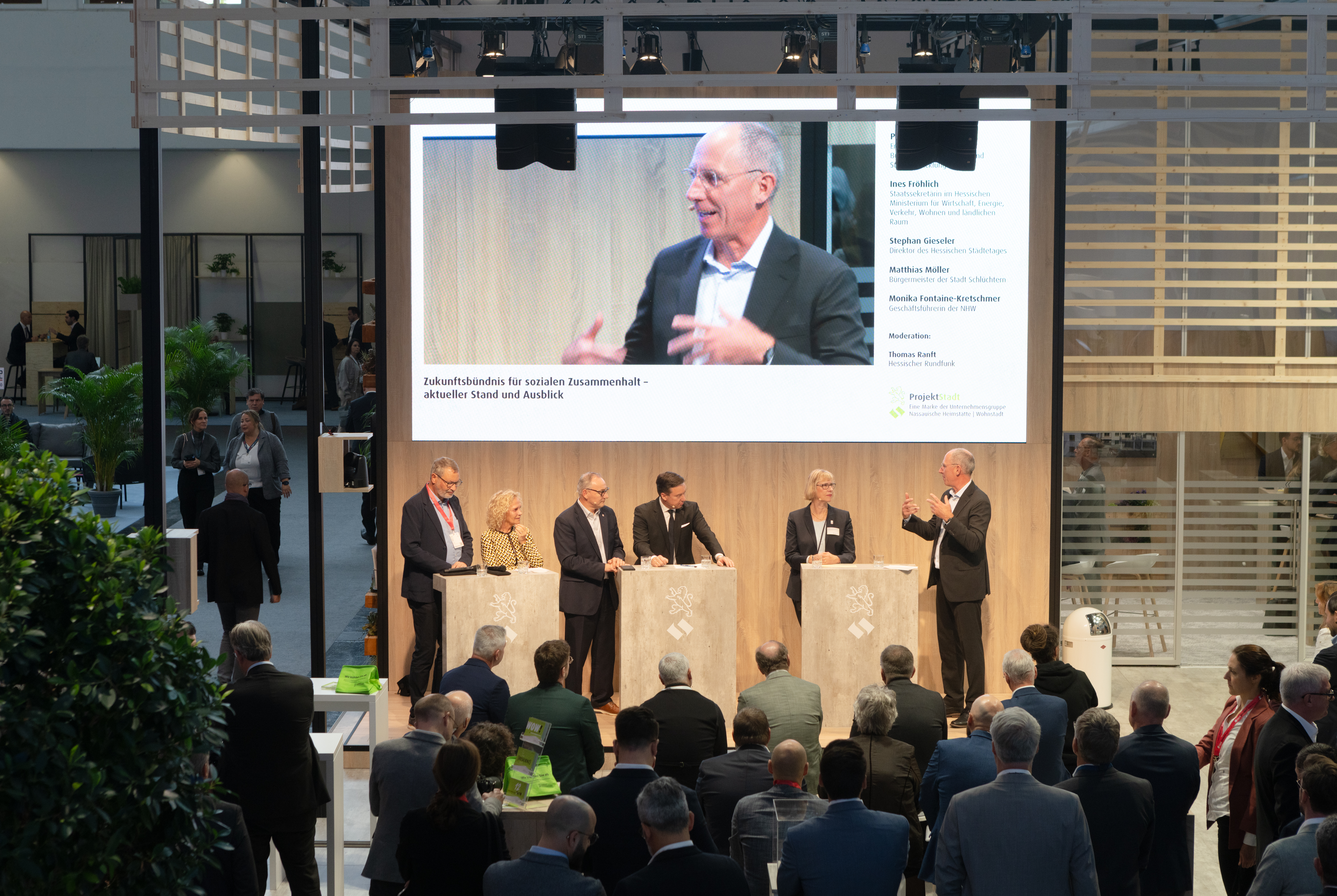 Messestand der NHW auf der EXPO REAL, Fachgespräch mit Moderator Thomas Ranft vom Hessischen Rundfunk