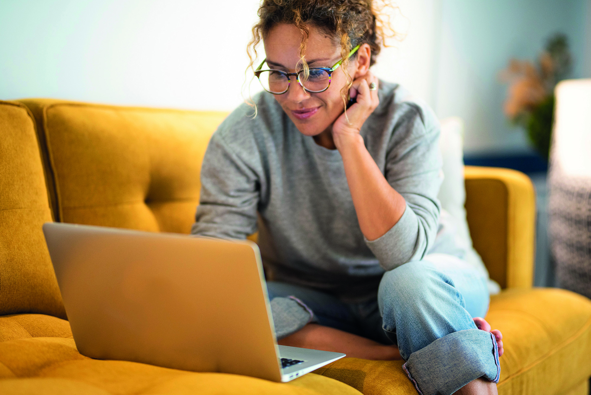Frau sitzt vor einem Laptop