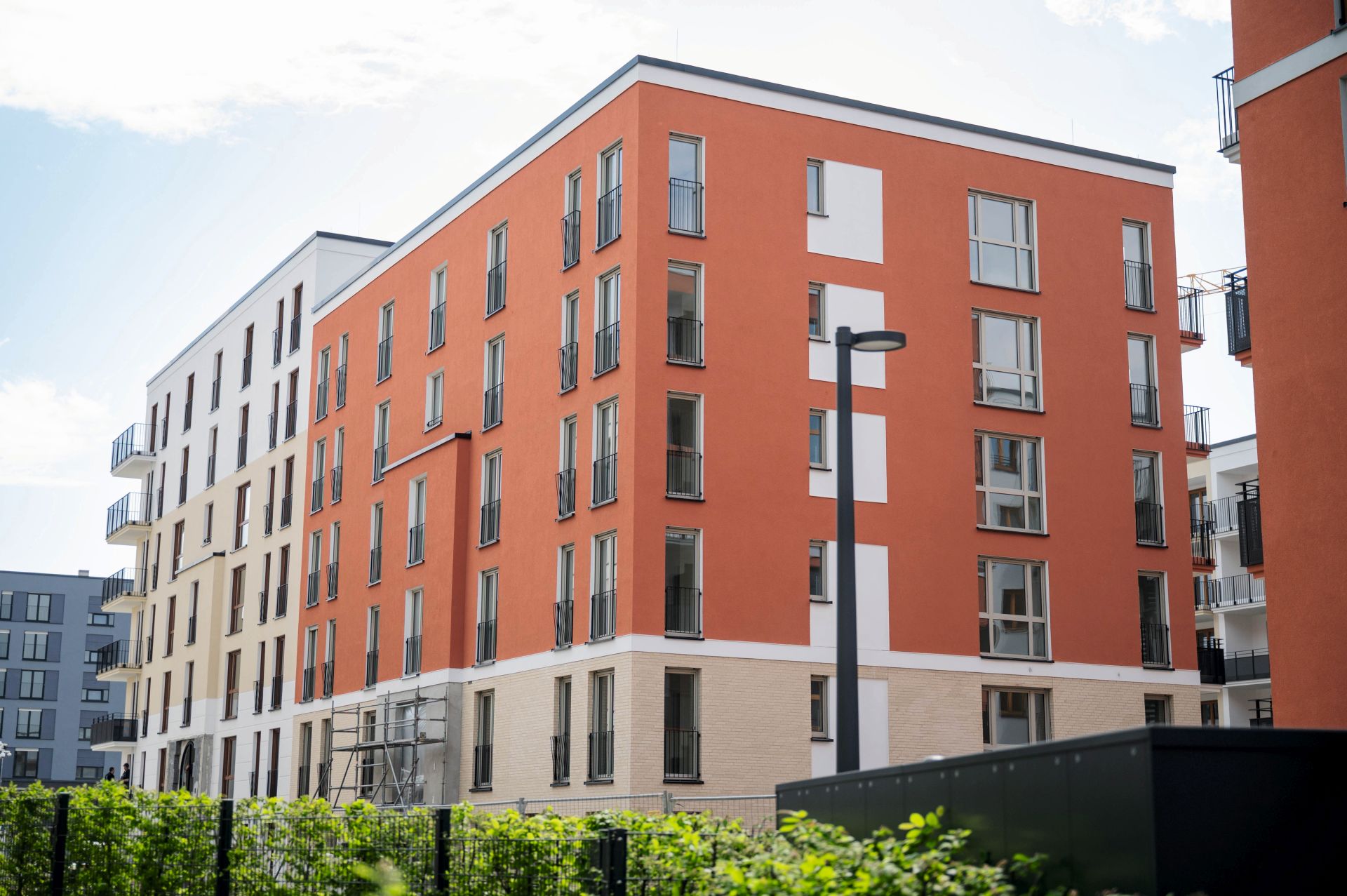 neu gebaute Häuser mit einer rötlichen Fassade