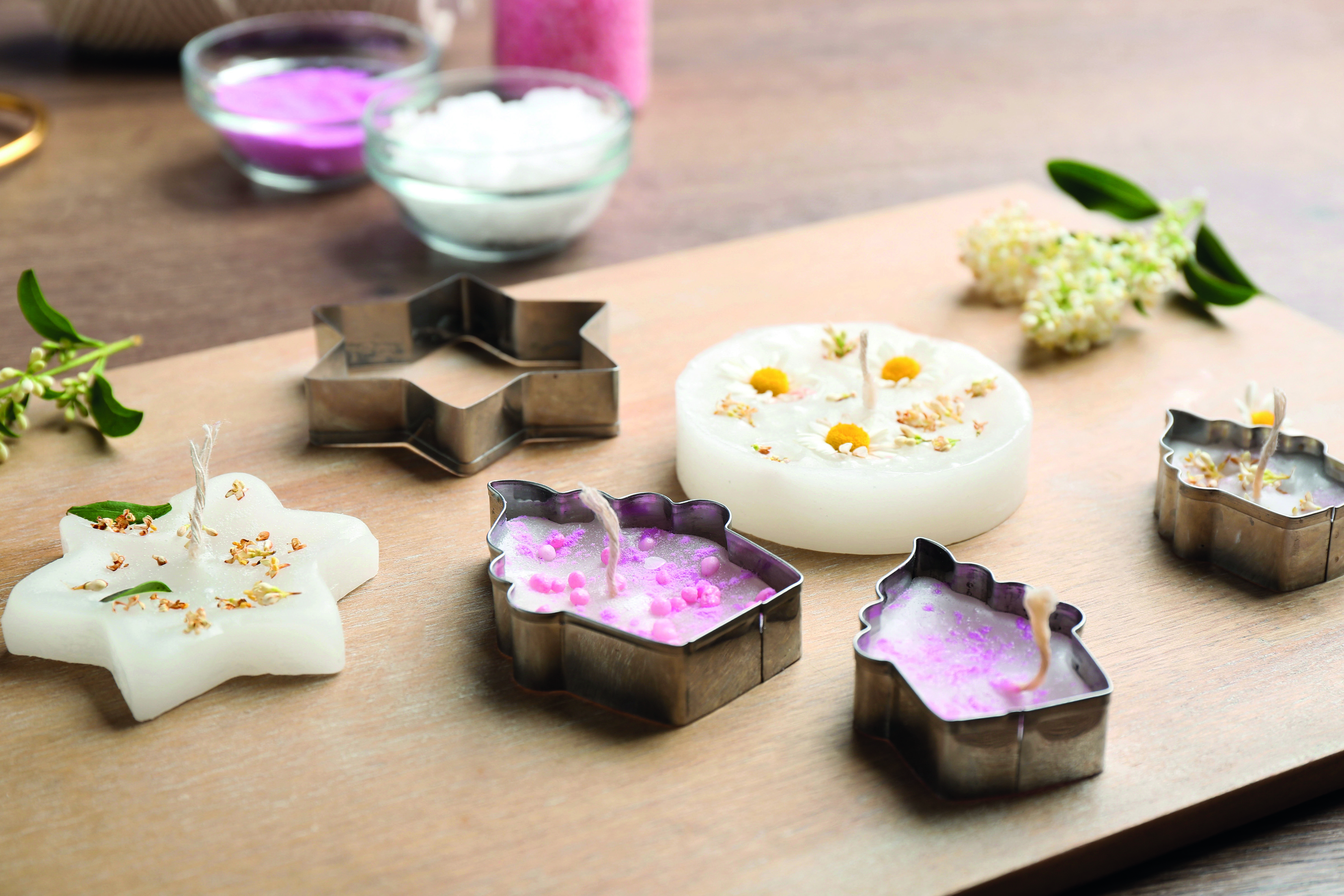 Kuchenausstecher mit Wachs darin zur Kerzenherstellung