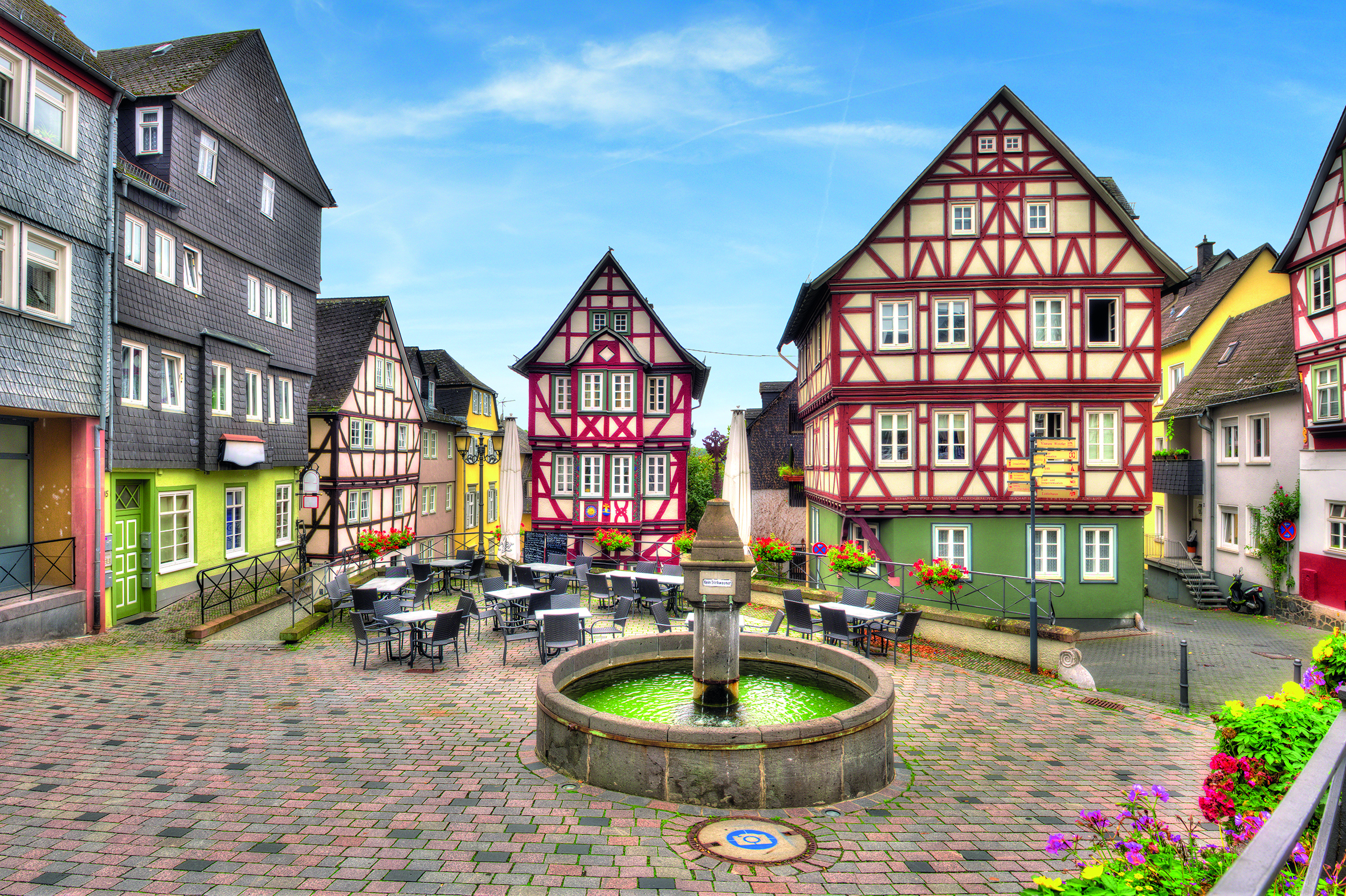 Marktplatz mit Fachwerkhäusern