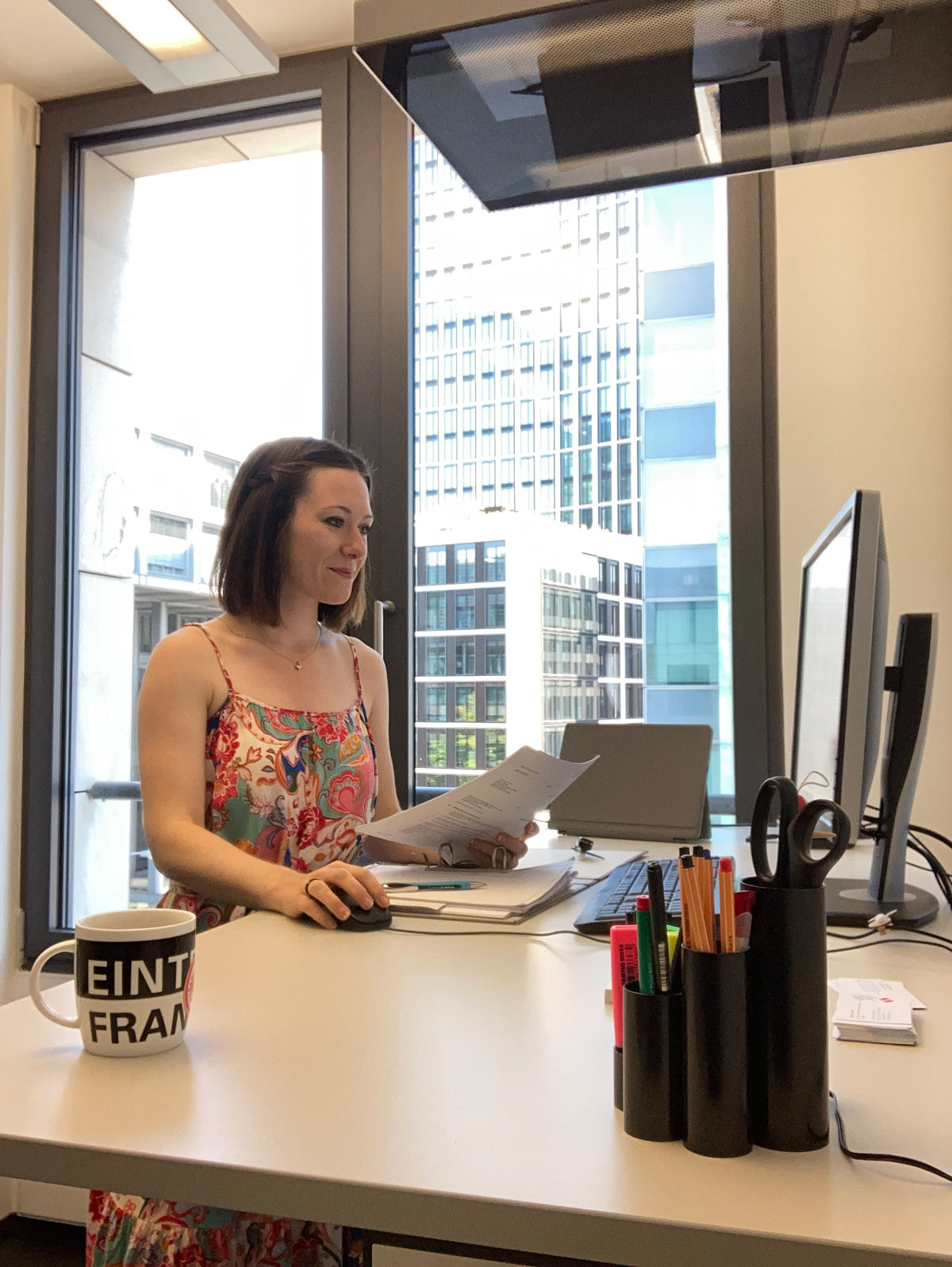 Sophie Weigel an ihrem Arbeitsplatz im Regionalcenter Frankfurt. Foto: privat