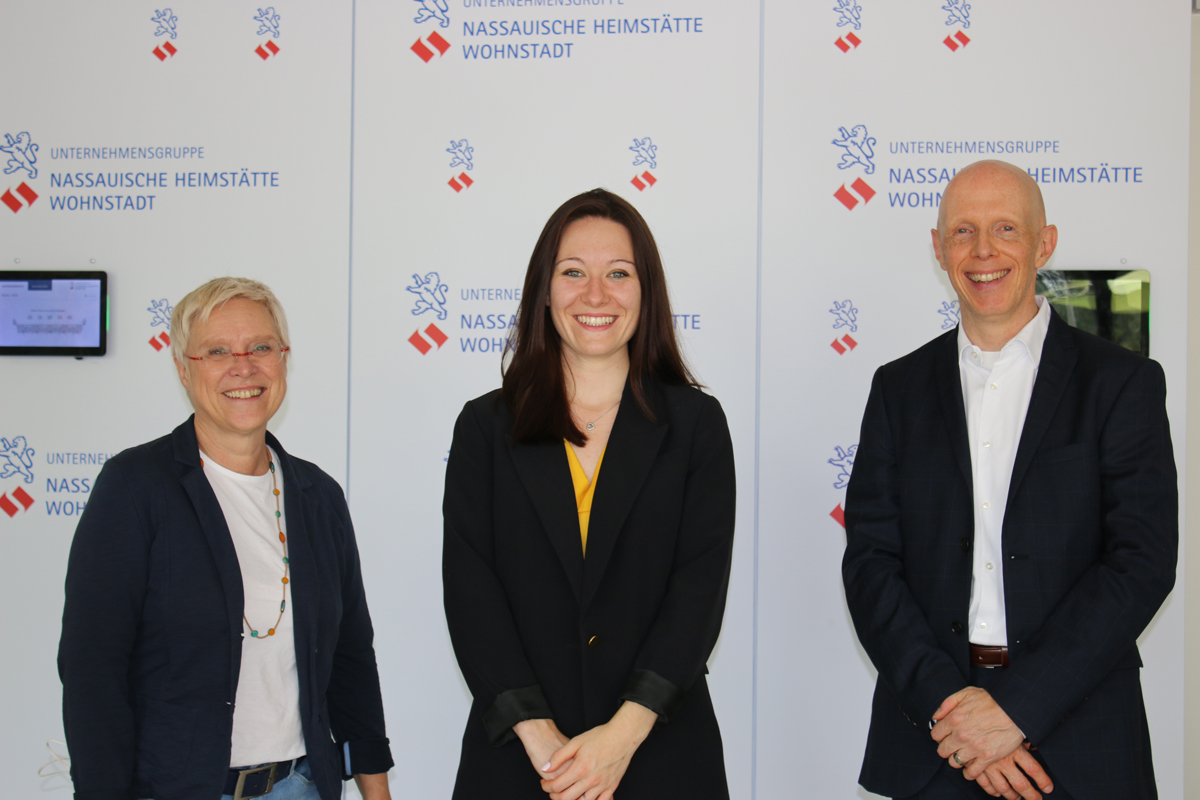 Strahlende Gewinnerin: Sophie Weigel mit Ausbildungsleiterin Simone Stock (li.) und Stefan Führer, Leiter Unternehmensbereich Personal. Foto: NHW