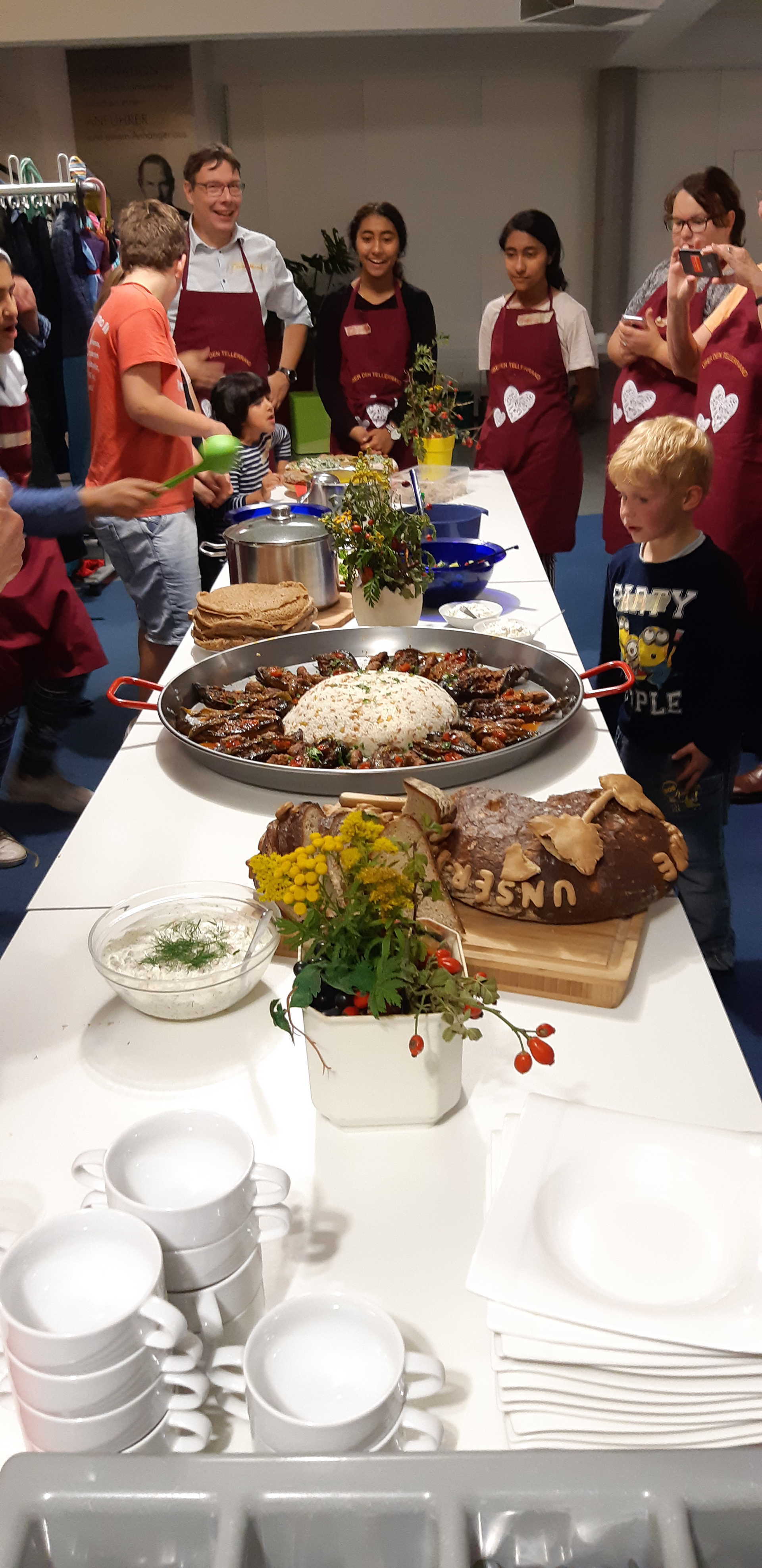Bei einem gemeinsamen Essen zeigen Anwohnerinnen und Anwohner die kulinarische Vielfalt im Quartier. Foto: NHW