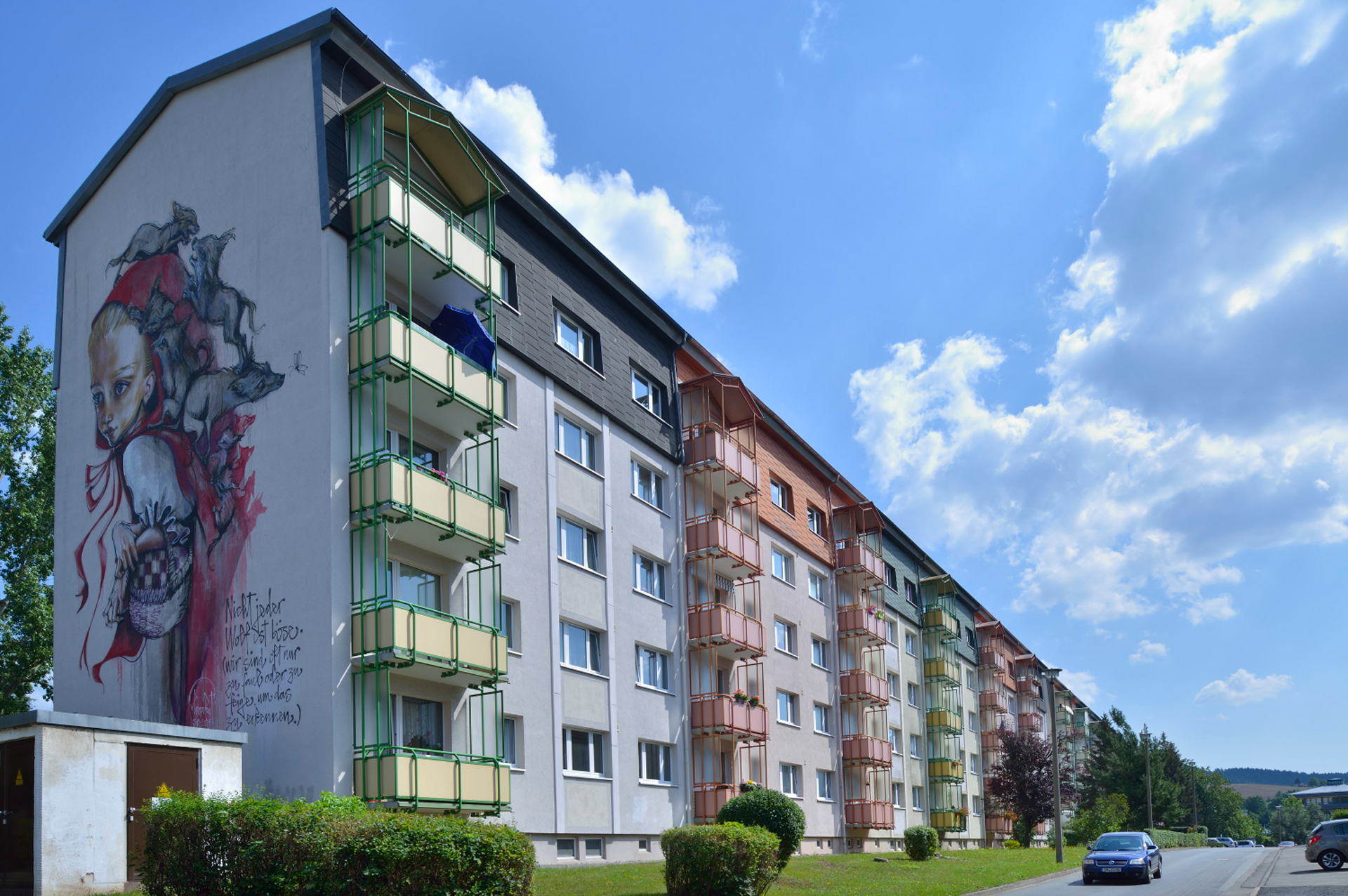 Viele Zeilenbauten in Walperloh wurden mit Wandbildern aufgelockert. Foto: NHW