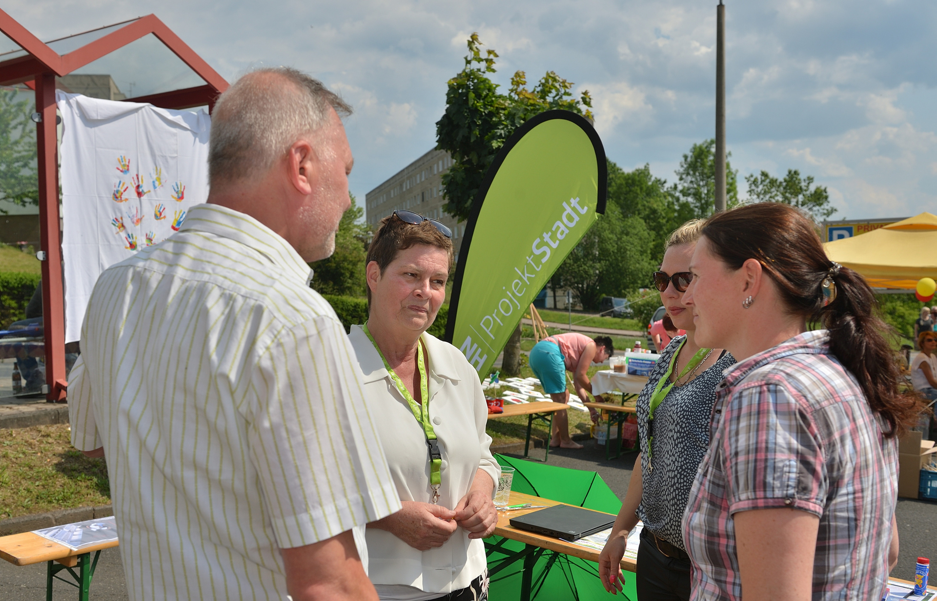 Auch auf Straßenfesten im Quartier ist das Weimarer Büro mit einem eigenen Stand vertreten und hört sich die Belange der Mieterinnen und Mieter an. Foto: Lutz Erberhardt / NHW